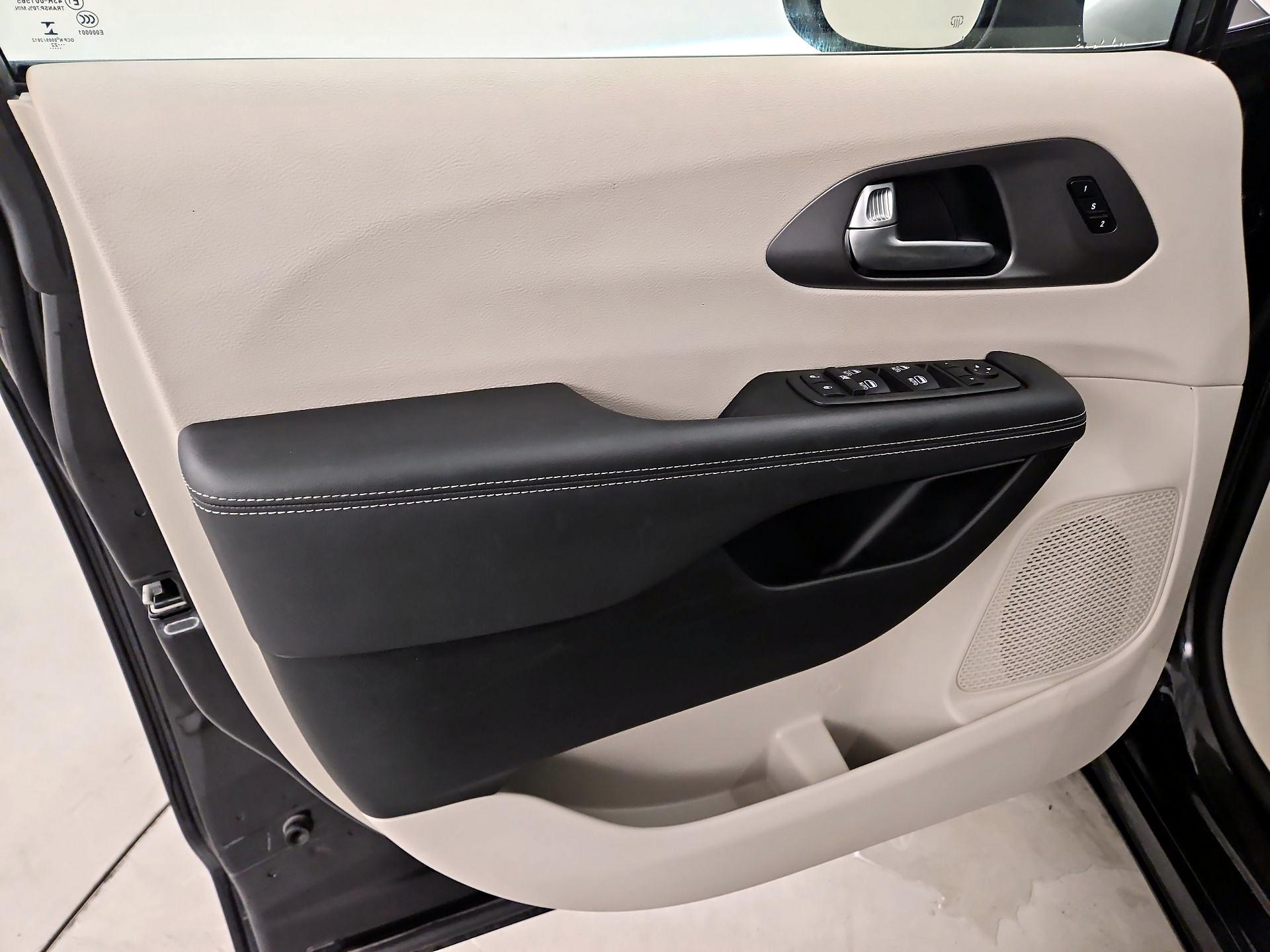 Thumbnail: 2023 Chrysler Pacifica - 12