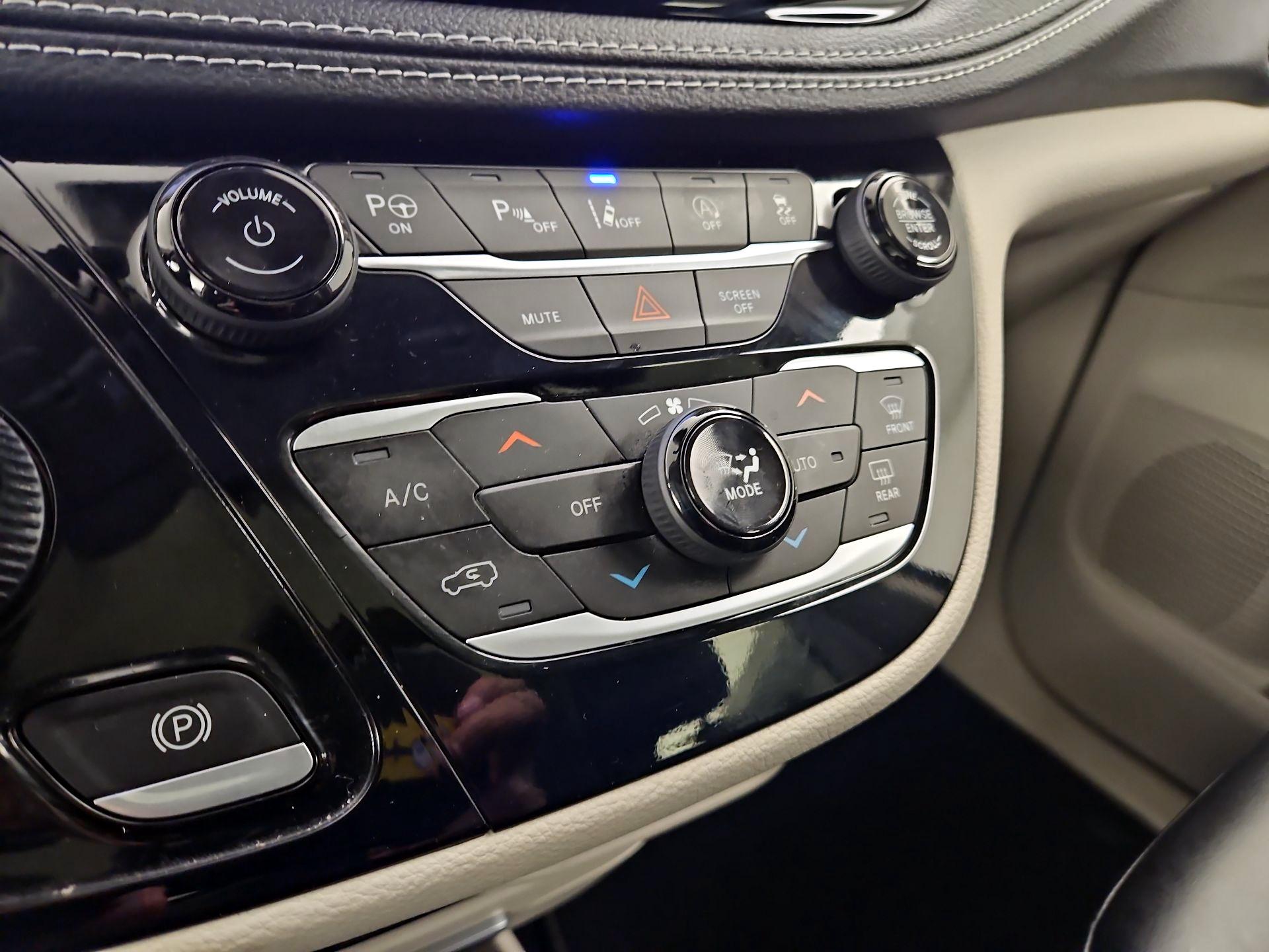 Thumbnail: 2023 Chrysler Pacifica - 17