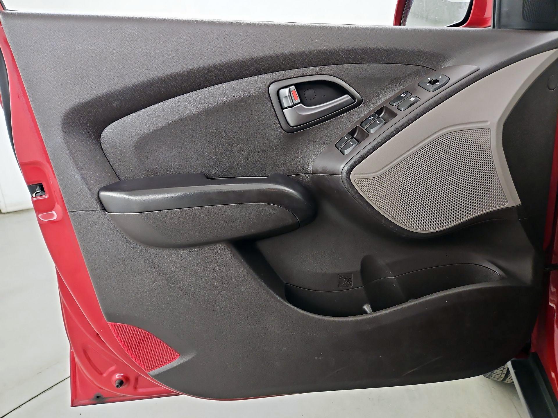 Thumbnail: 2015 Hyundai Tucson - 12