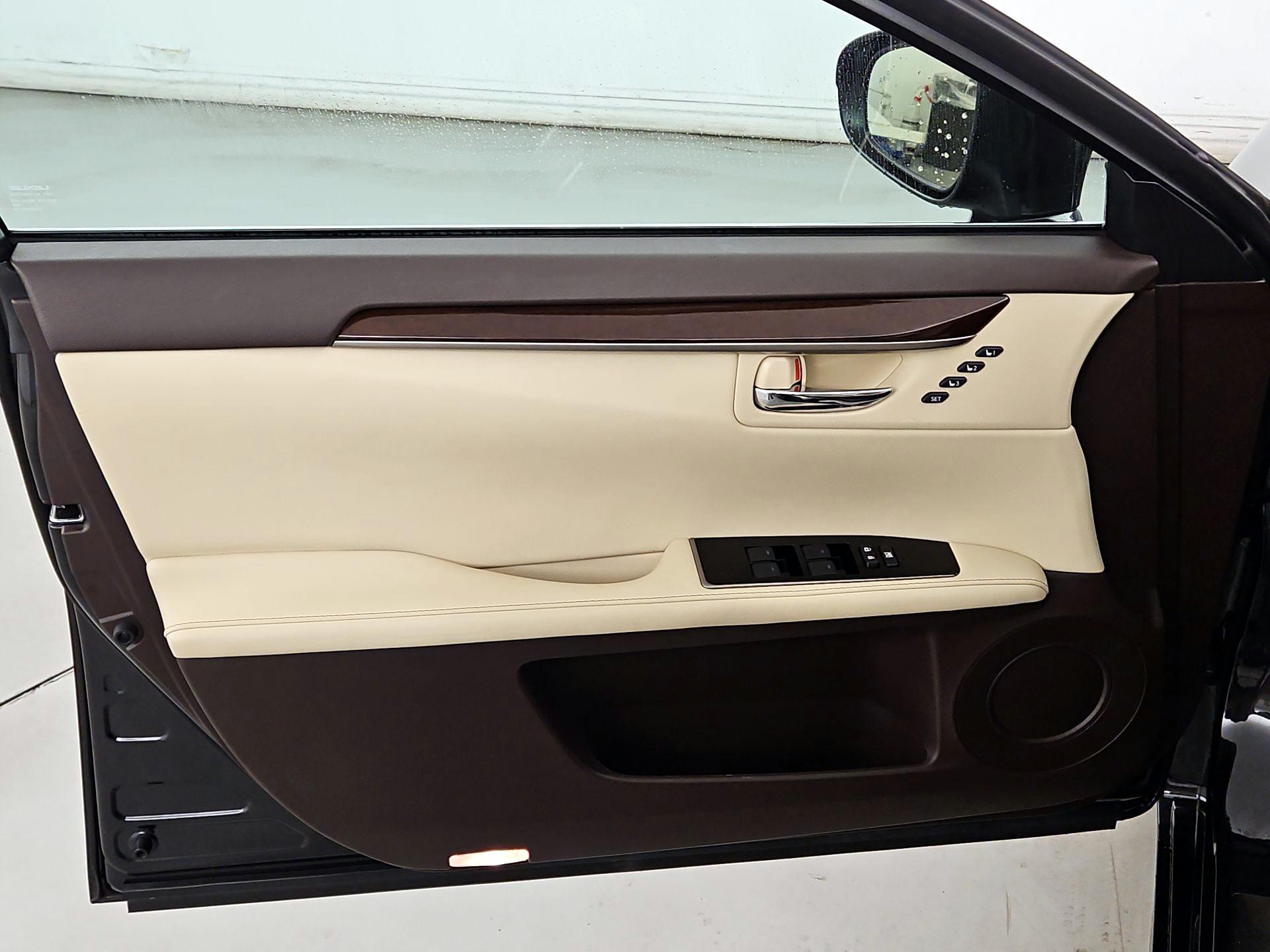 Thumbnail: 2016 Lexus ES - 12