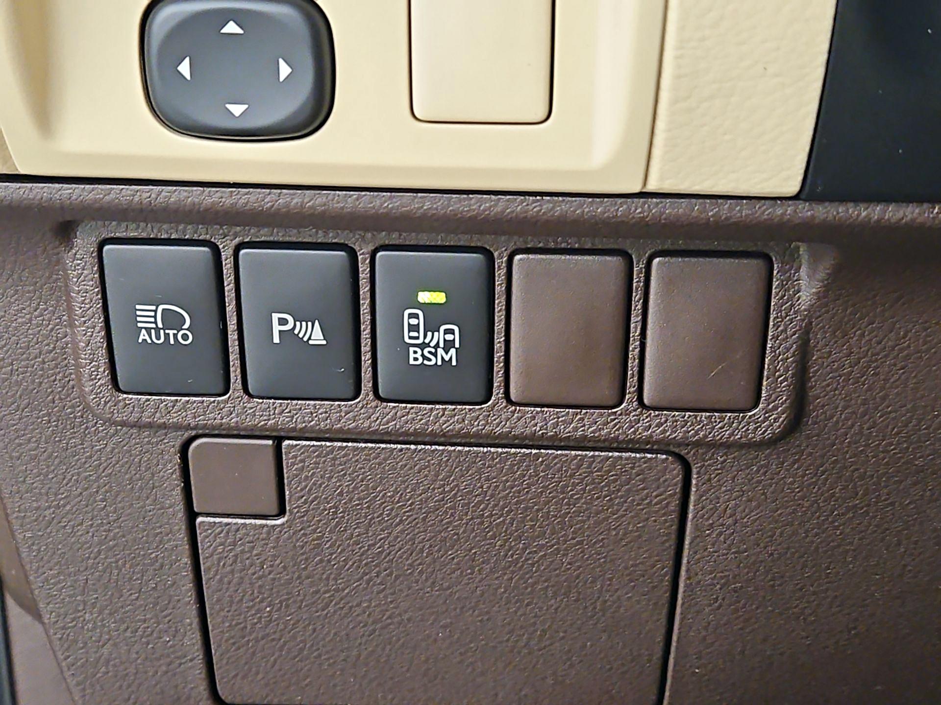 Thumbnail: 2016 Lexus ES - 13