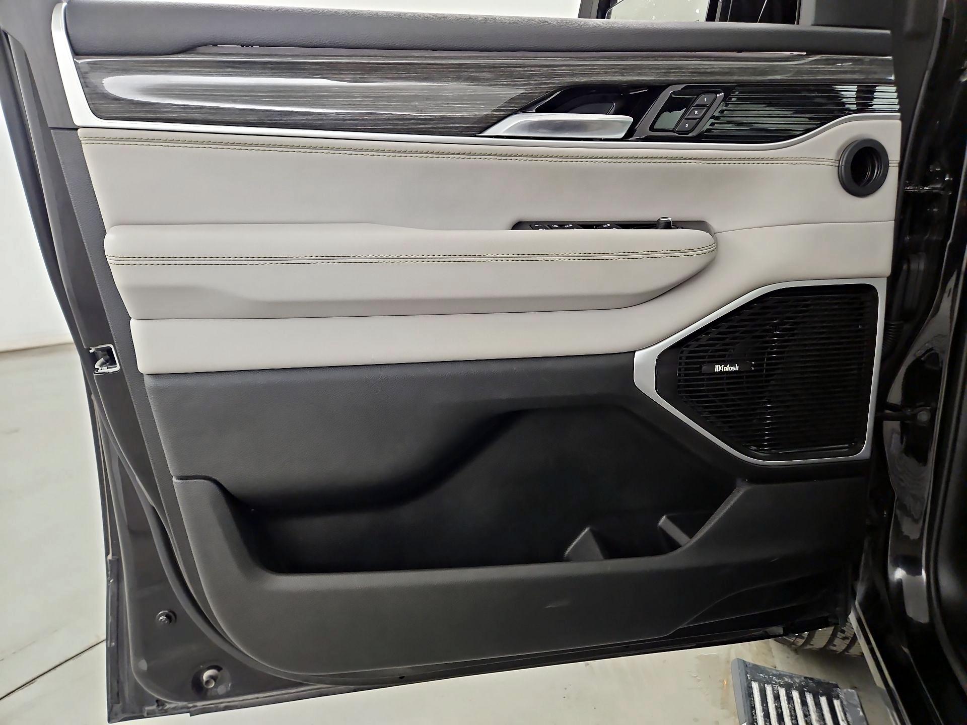 Thumbnail: 2022 Jeep Wagoneer - 12