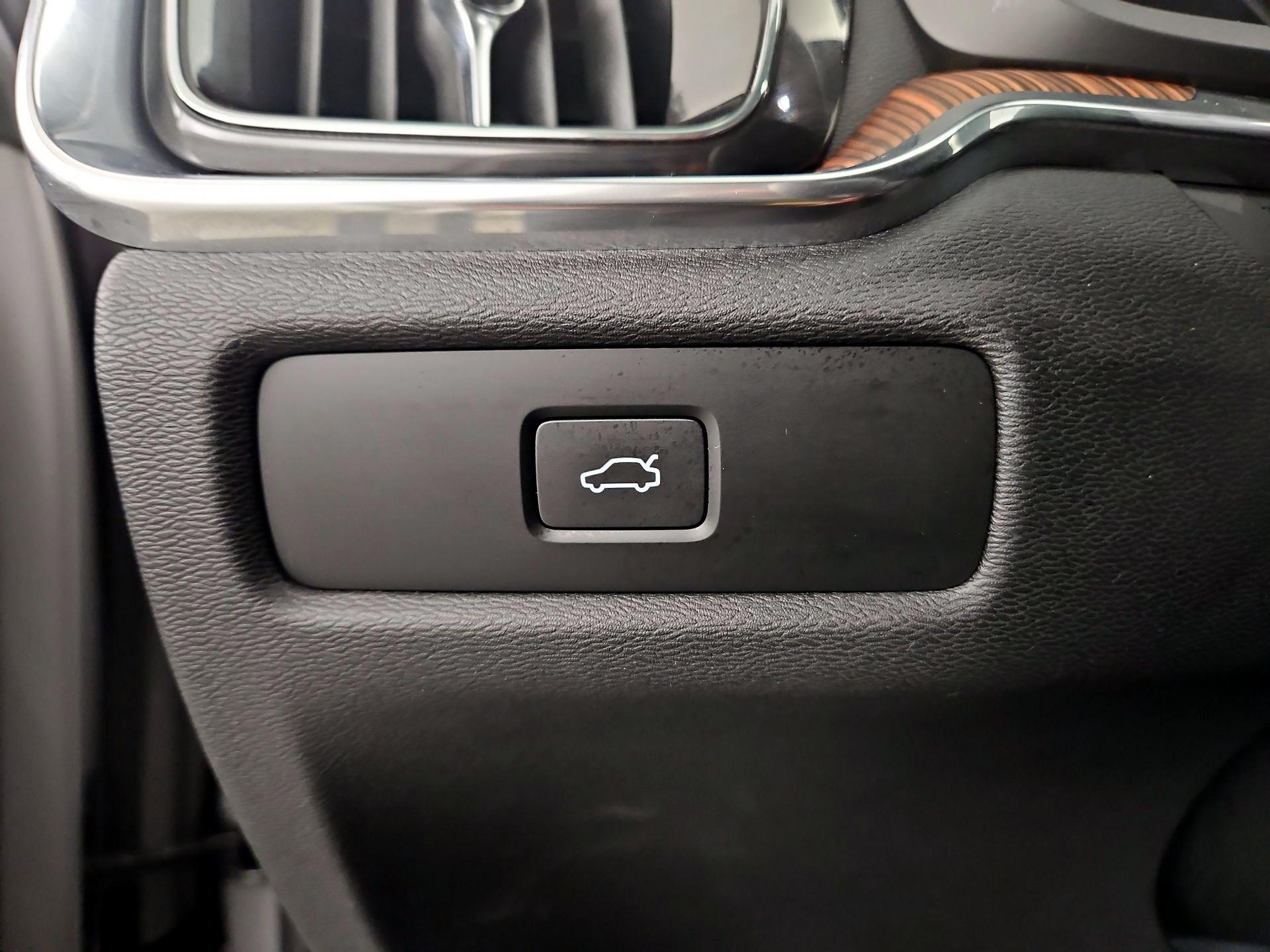 Thumbnail: 2025 Volvo S60 - 13