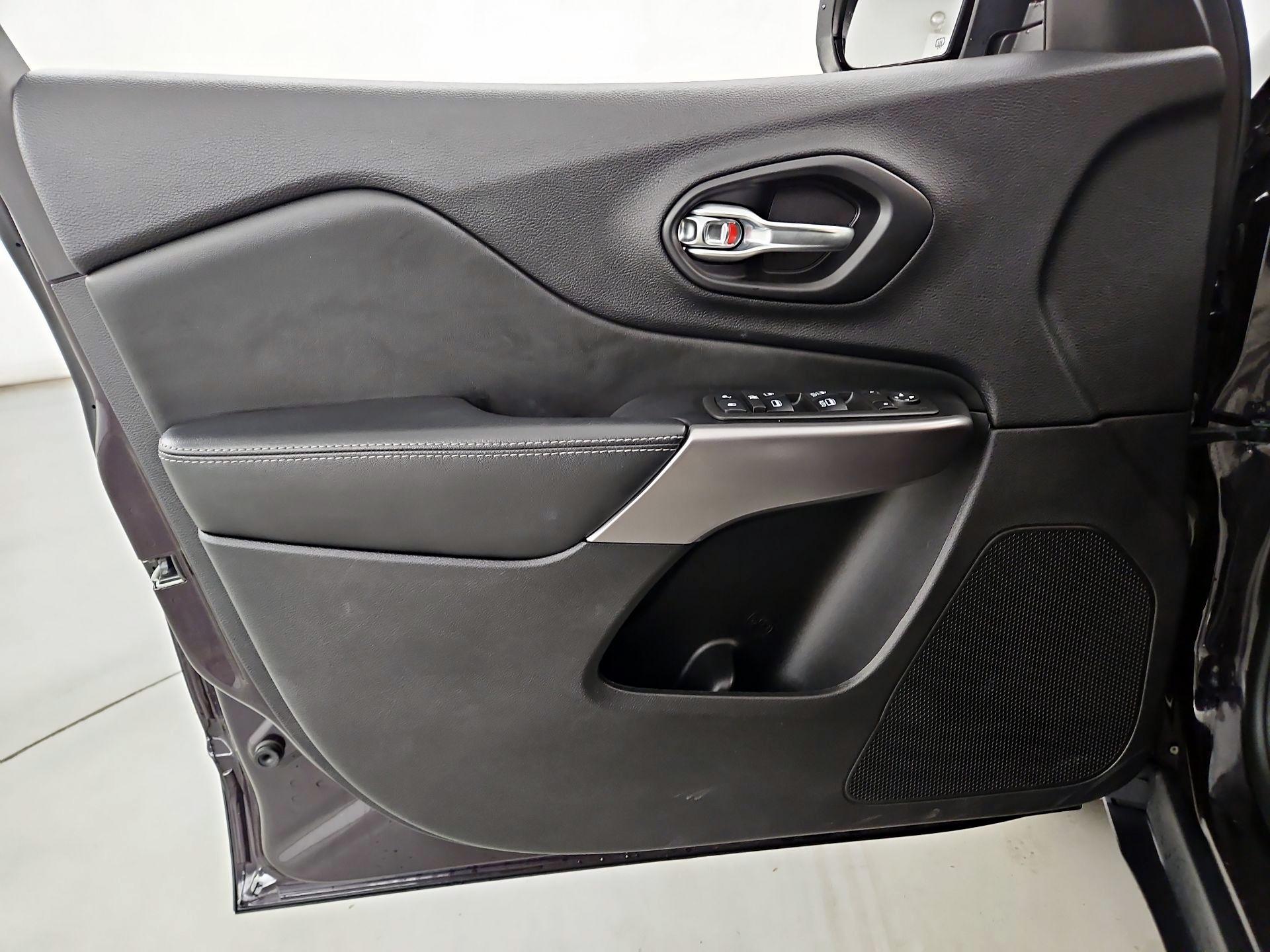 Thumbnail: 2021 Jeep Cherokee - 12