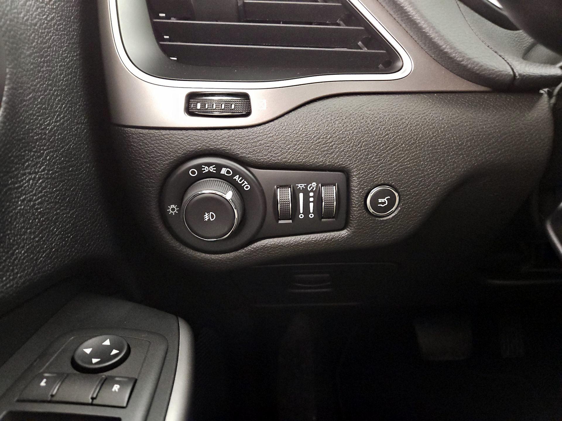 Thumbnail: 2021 Jeep Cherokee - 13