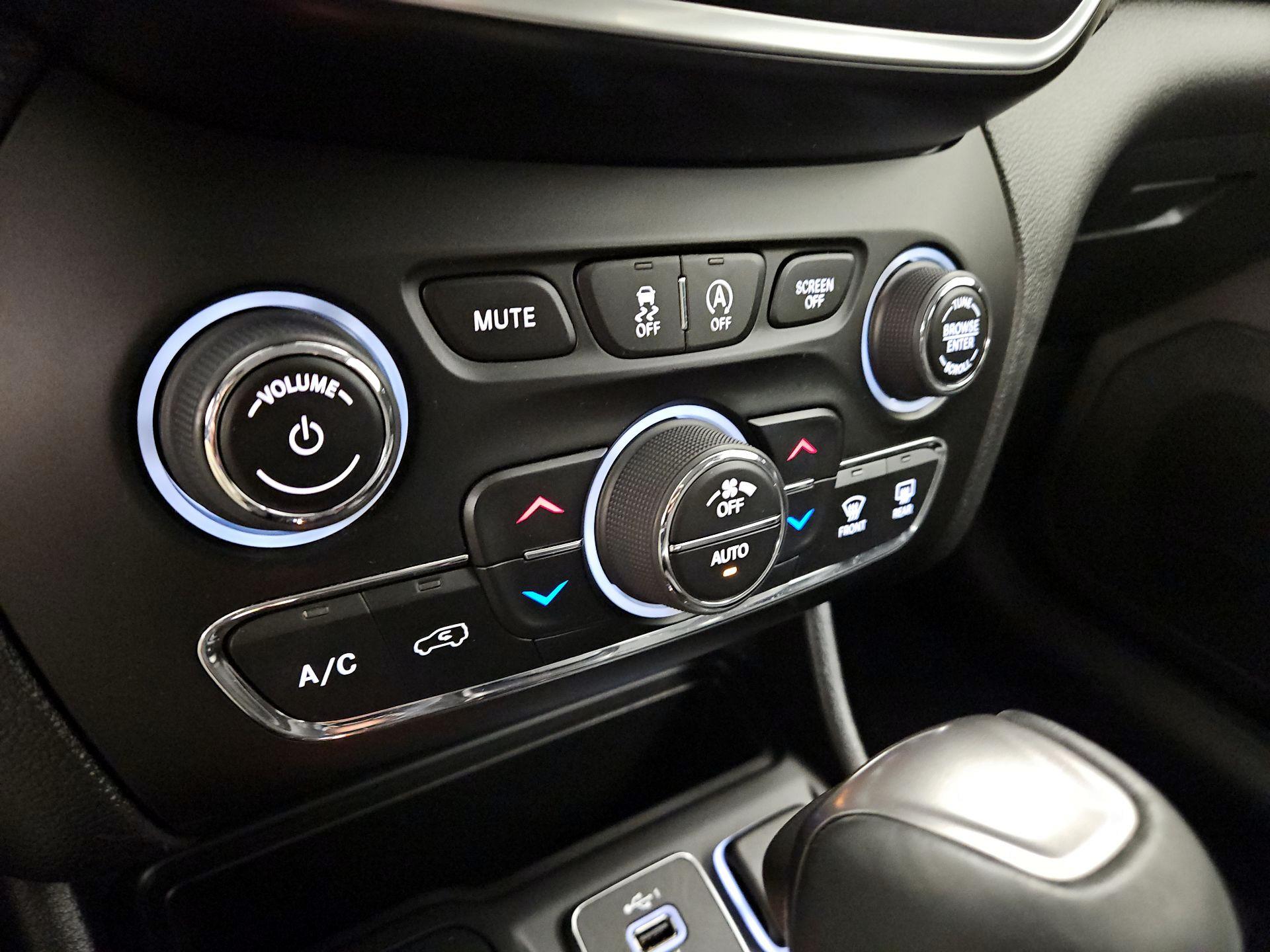 Thumbnail: 2021 Jeep Cherokee - 16