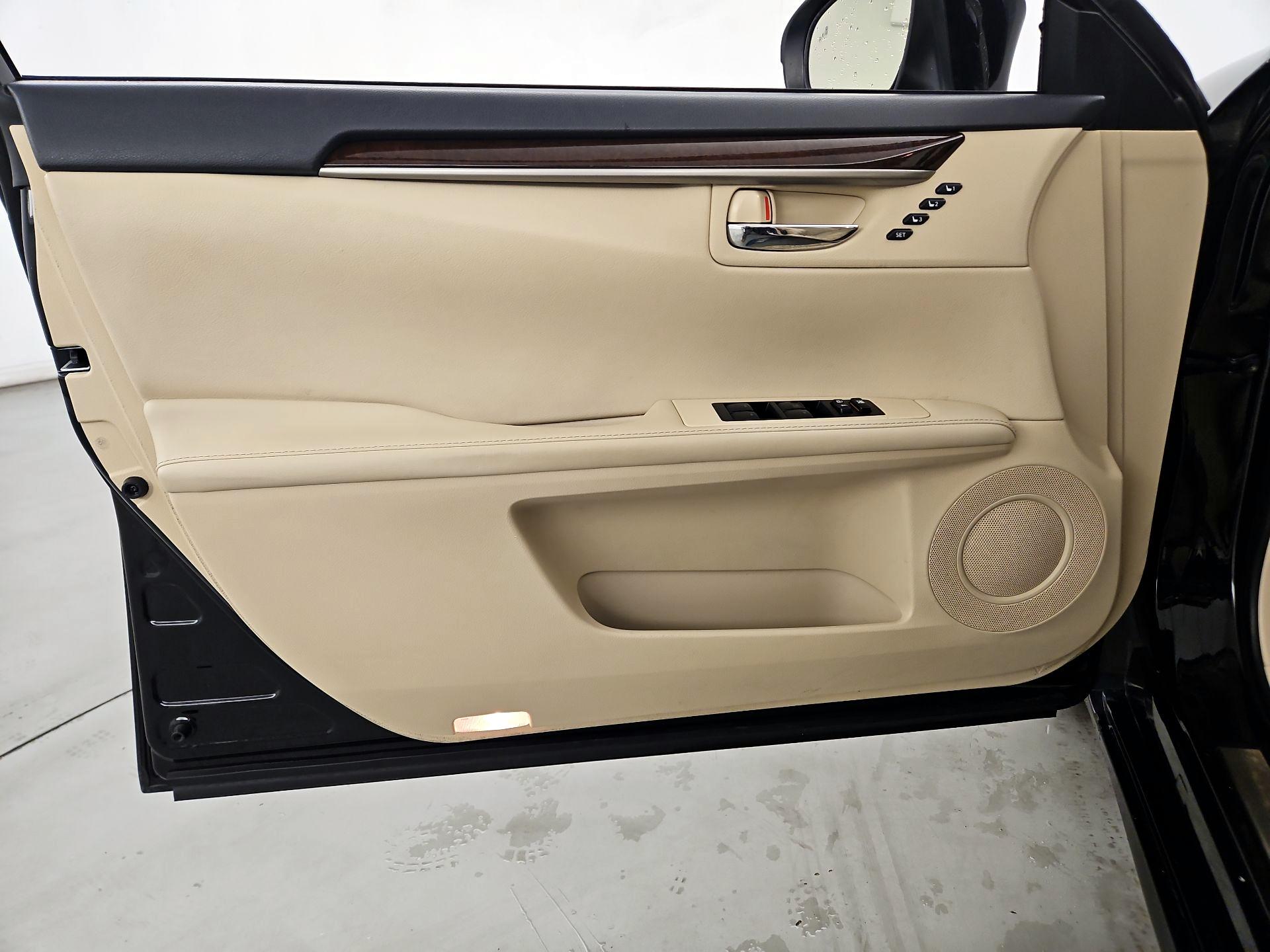 Thumbnail: 2015 Lexus ES - 12