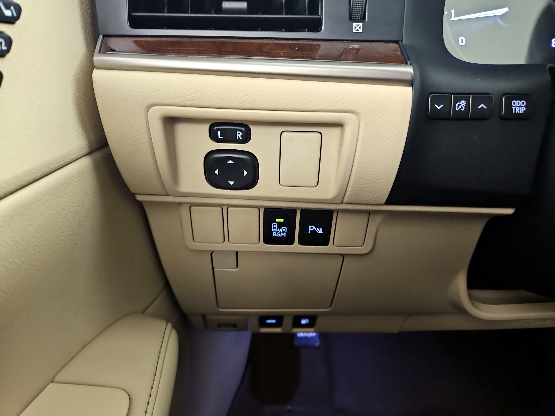 Thumbnail: 2015 Lexus ES - 13