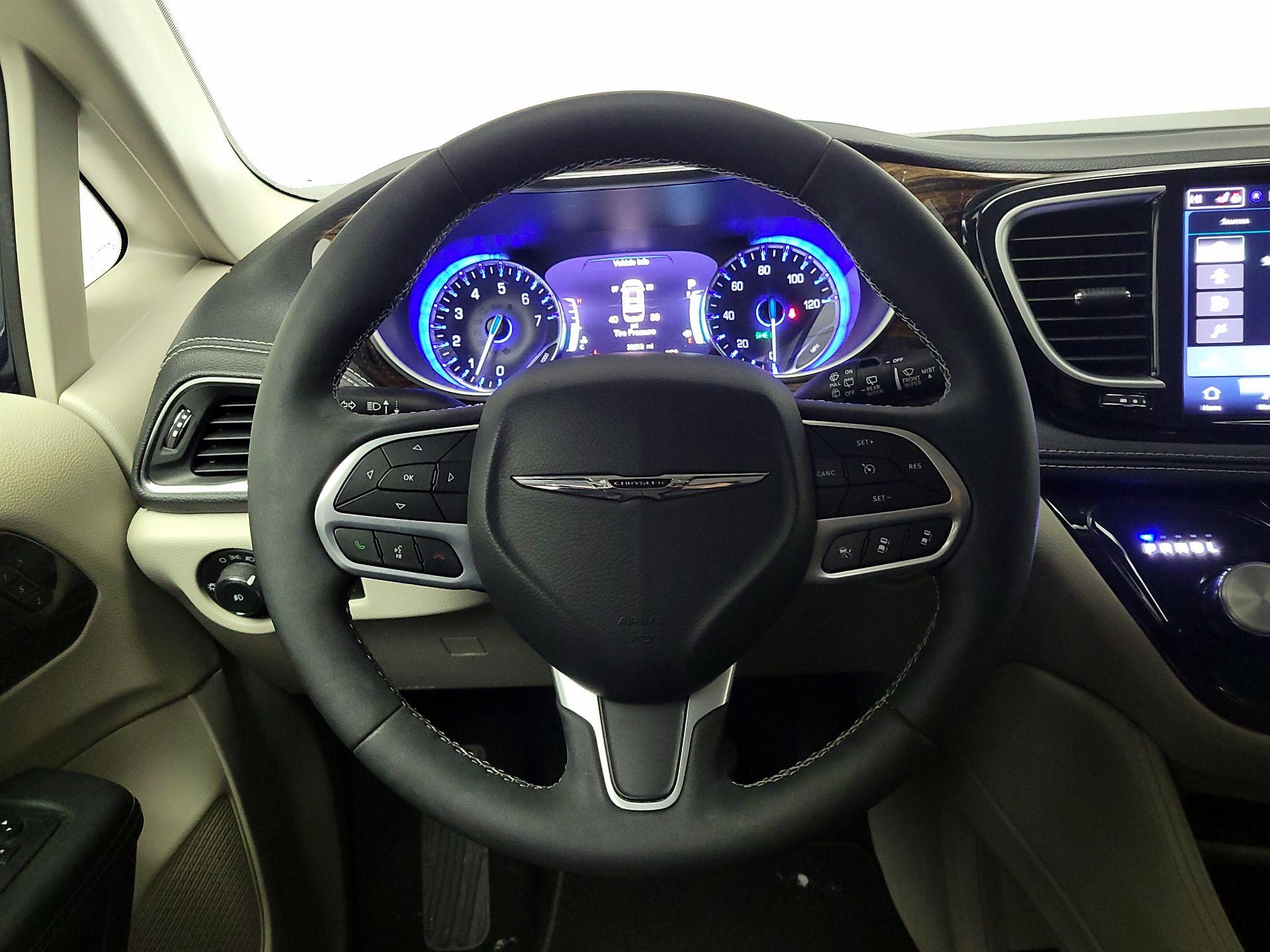 Thumbnail: 2023 Chrysler Pacifica - 10