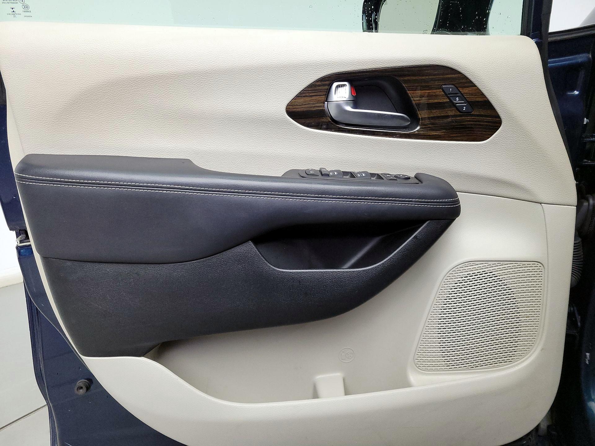 Thumbnail: 2023 Chrysler Pacifica - 12