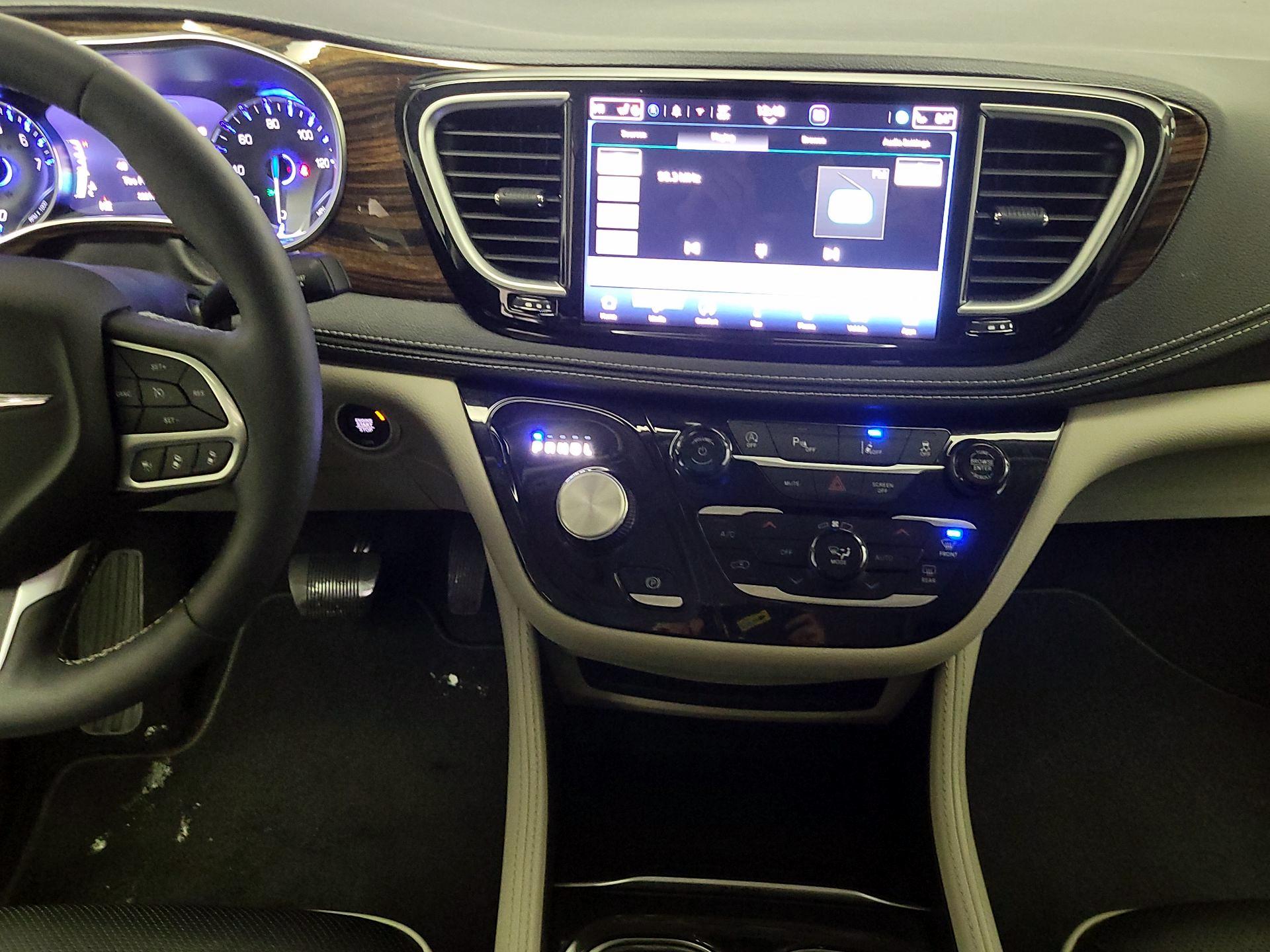 Thumbnail: 2023 Chrysler Pacifica - 18