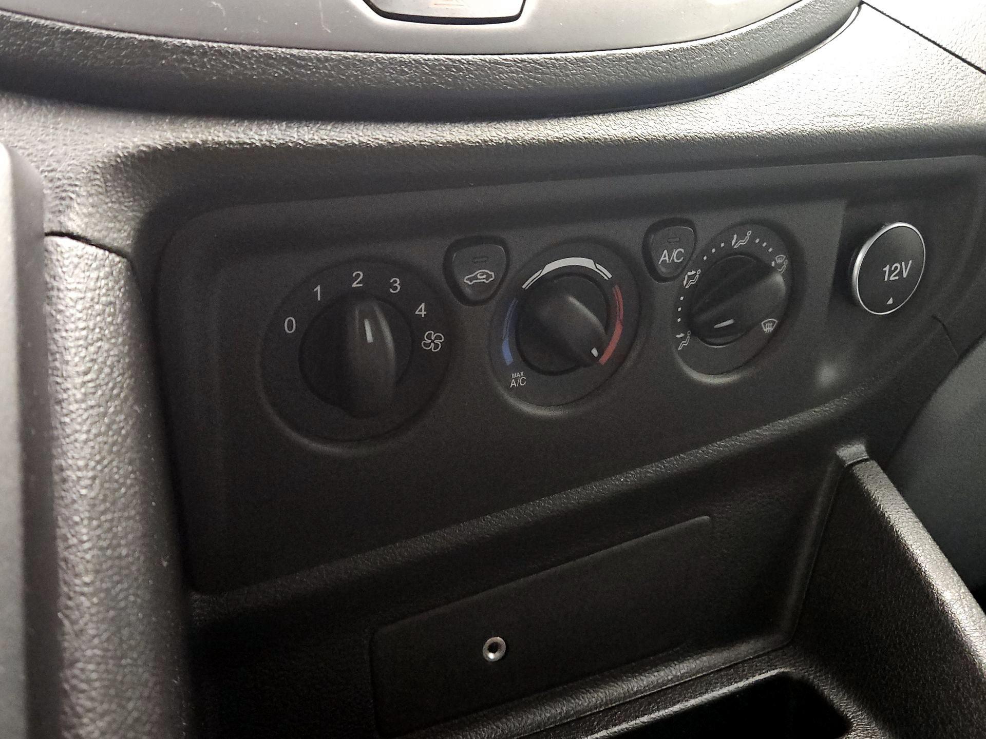 Thumbnail: 2018 Ford Transit Series - 16