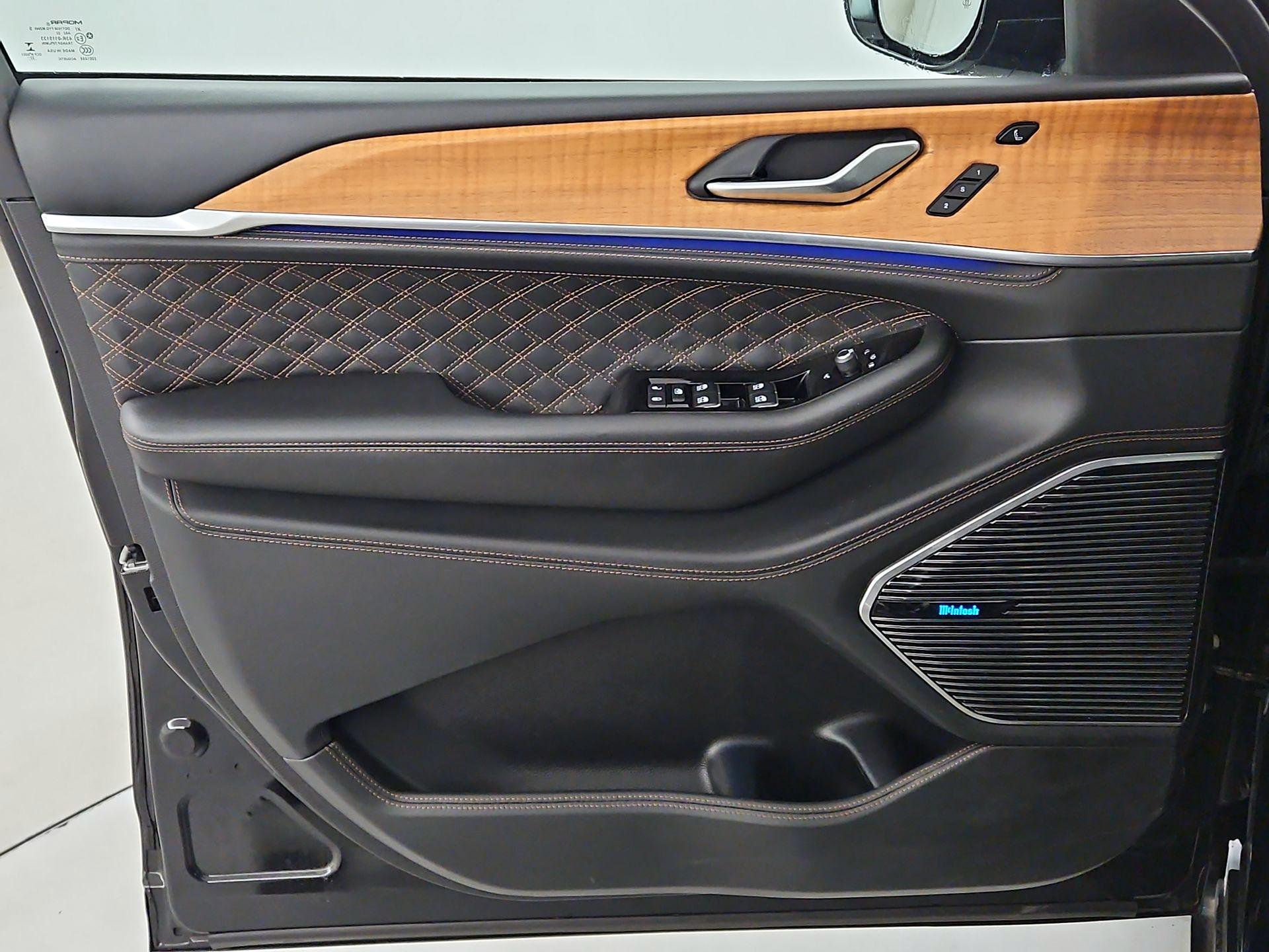 Thumbnail: 2023 Jeep Grand Cherokee - 12