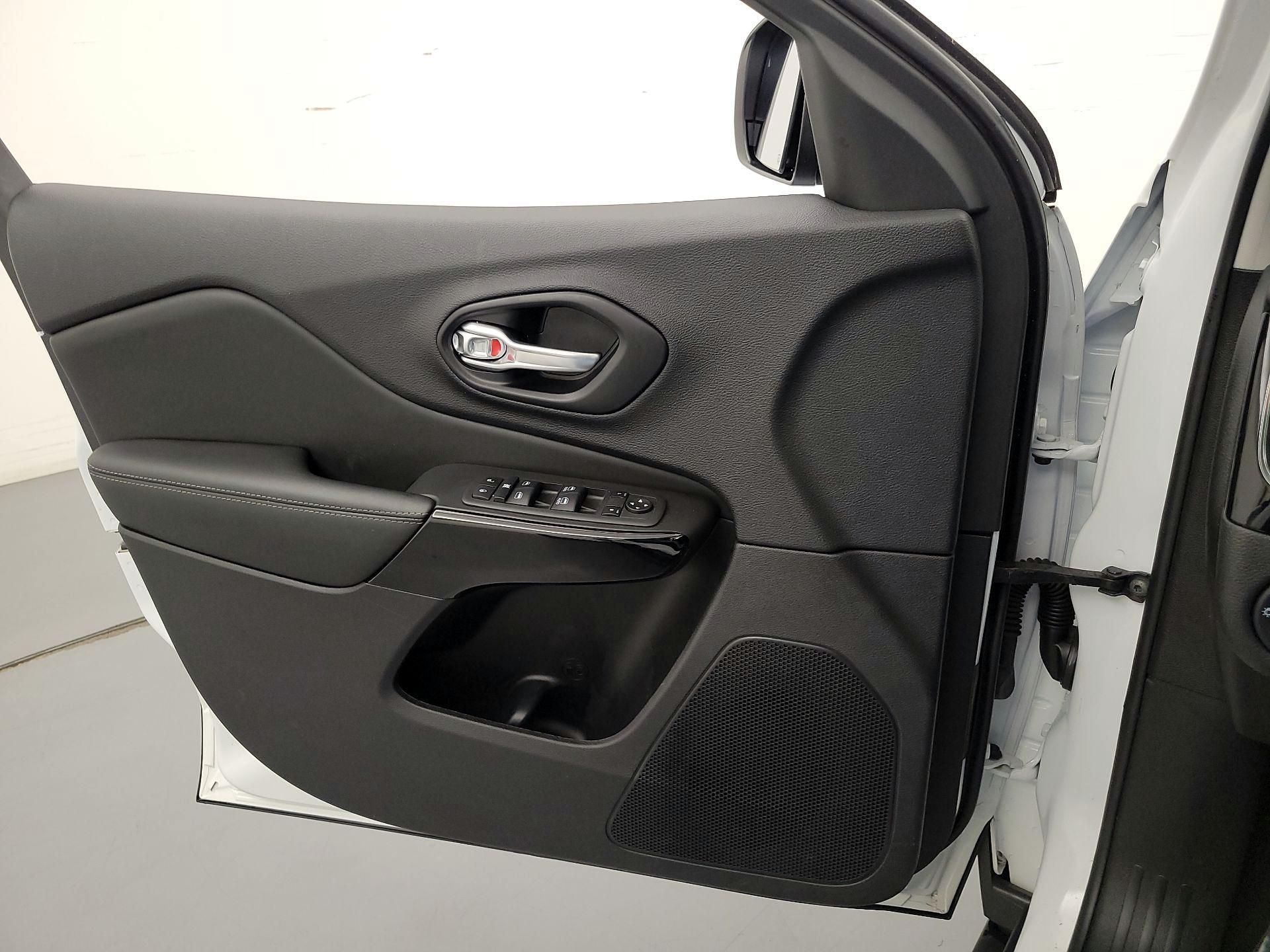 Thumbnail: 2023 Jeep Cherokee - 12