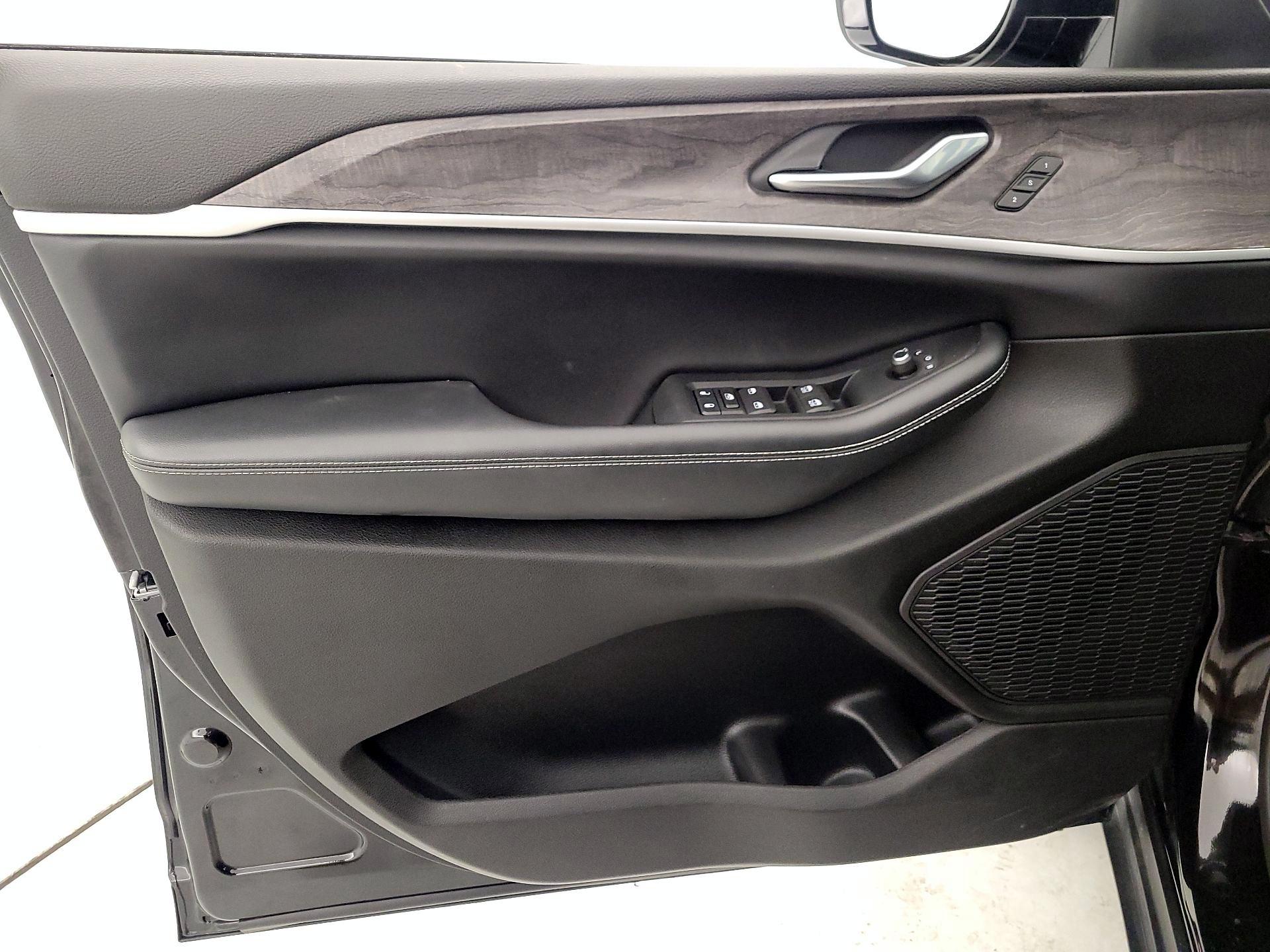 Thumbnail: 2023 Jeep Grand Cherokee - 12