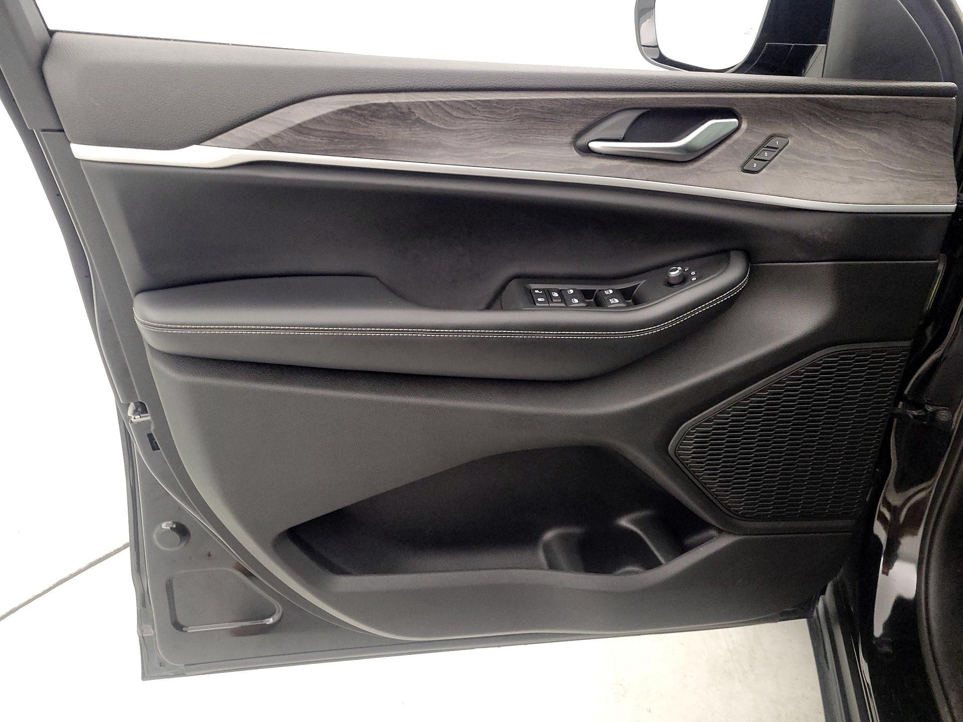 Thumbnail: 2023 Jeep Grand Cherokee - 12