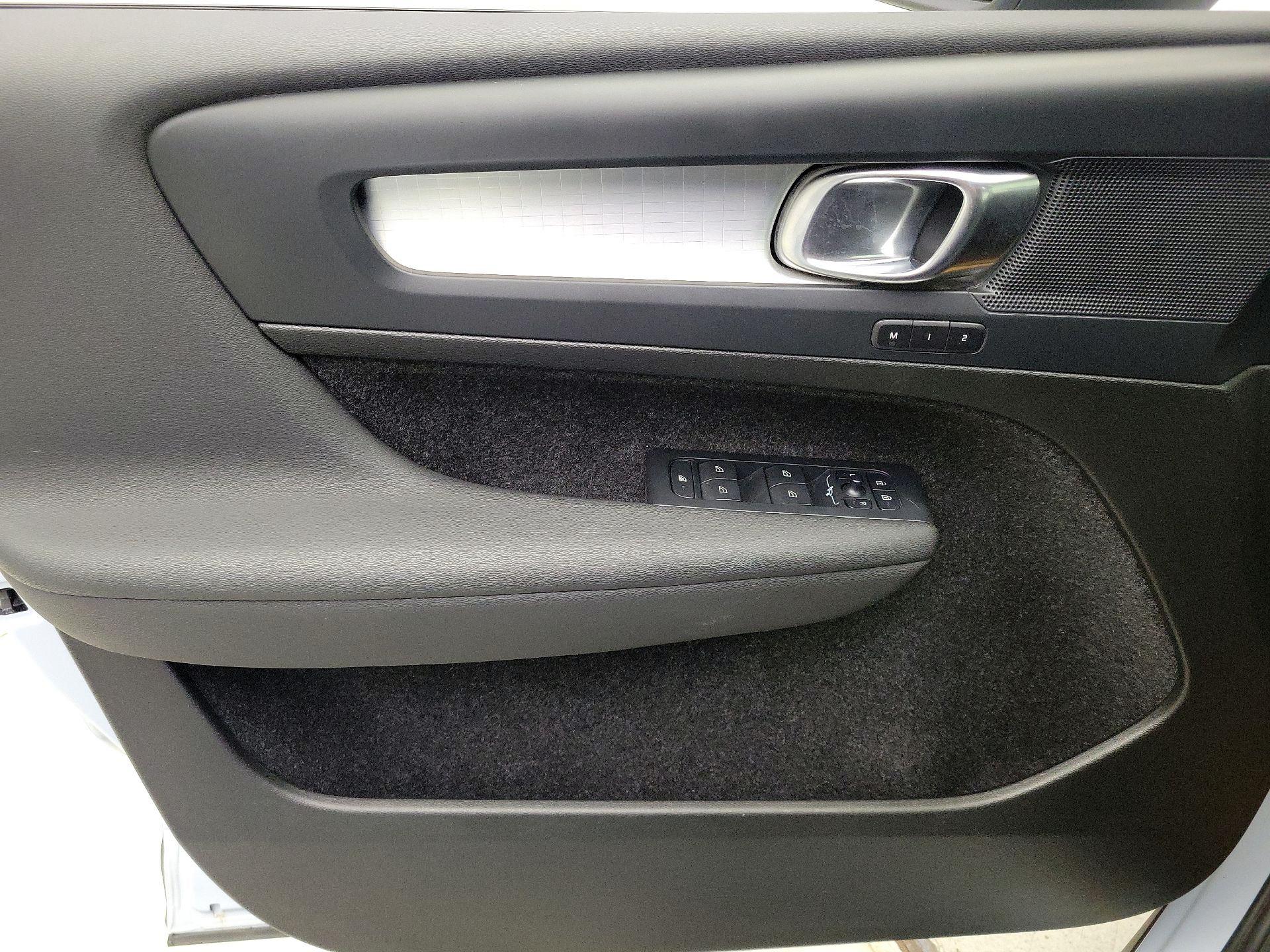 Thumbnail: 2024 Volvo XC40 - 12