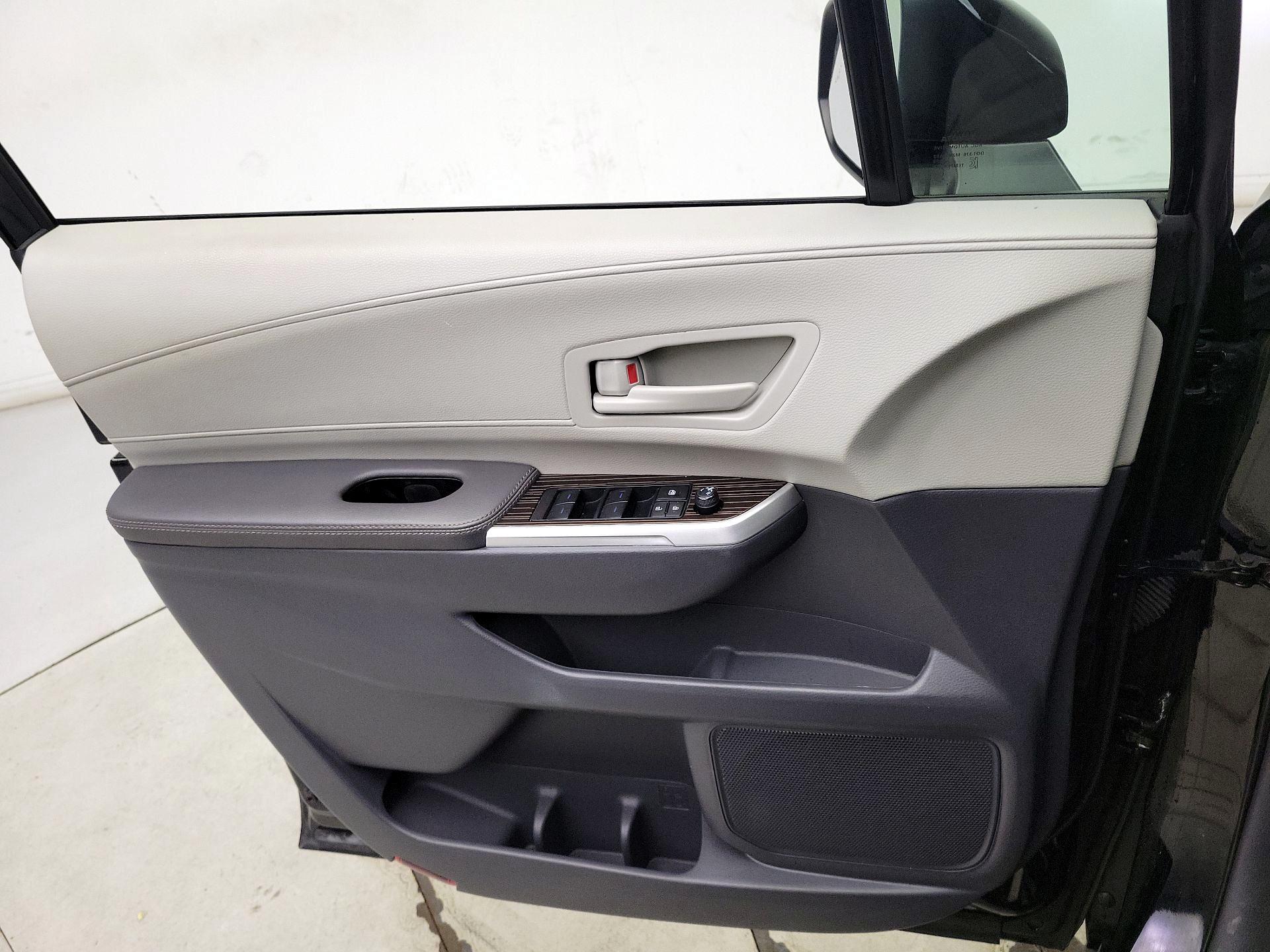 Thumbnail: 2024 Toyota Sienna - 12