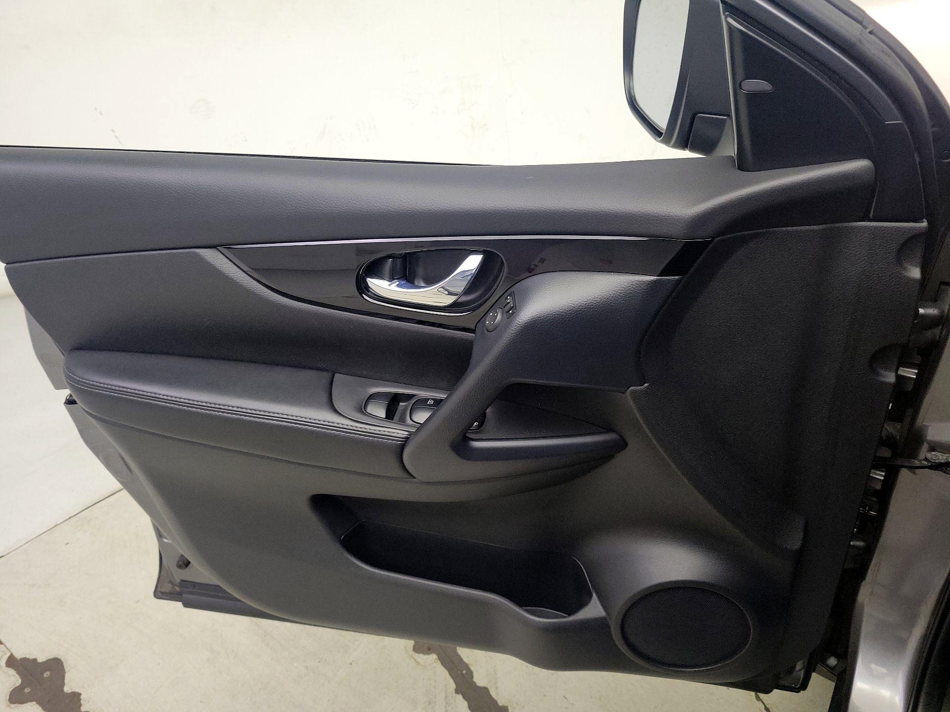 Thumbnail: 2021 Nissan Rogue Sport - 12