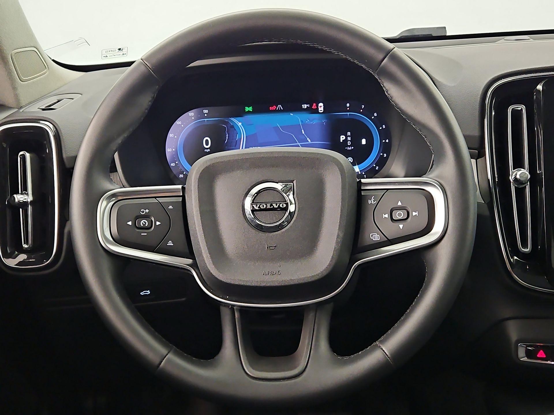 Thumbnail: 2025 Volvo XC40 - 10