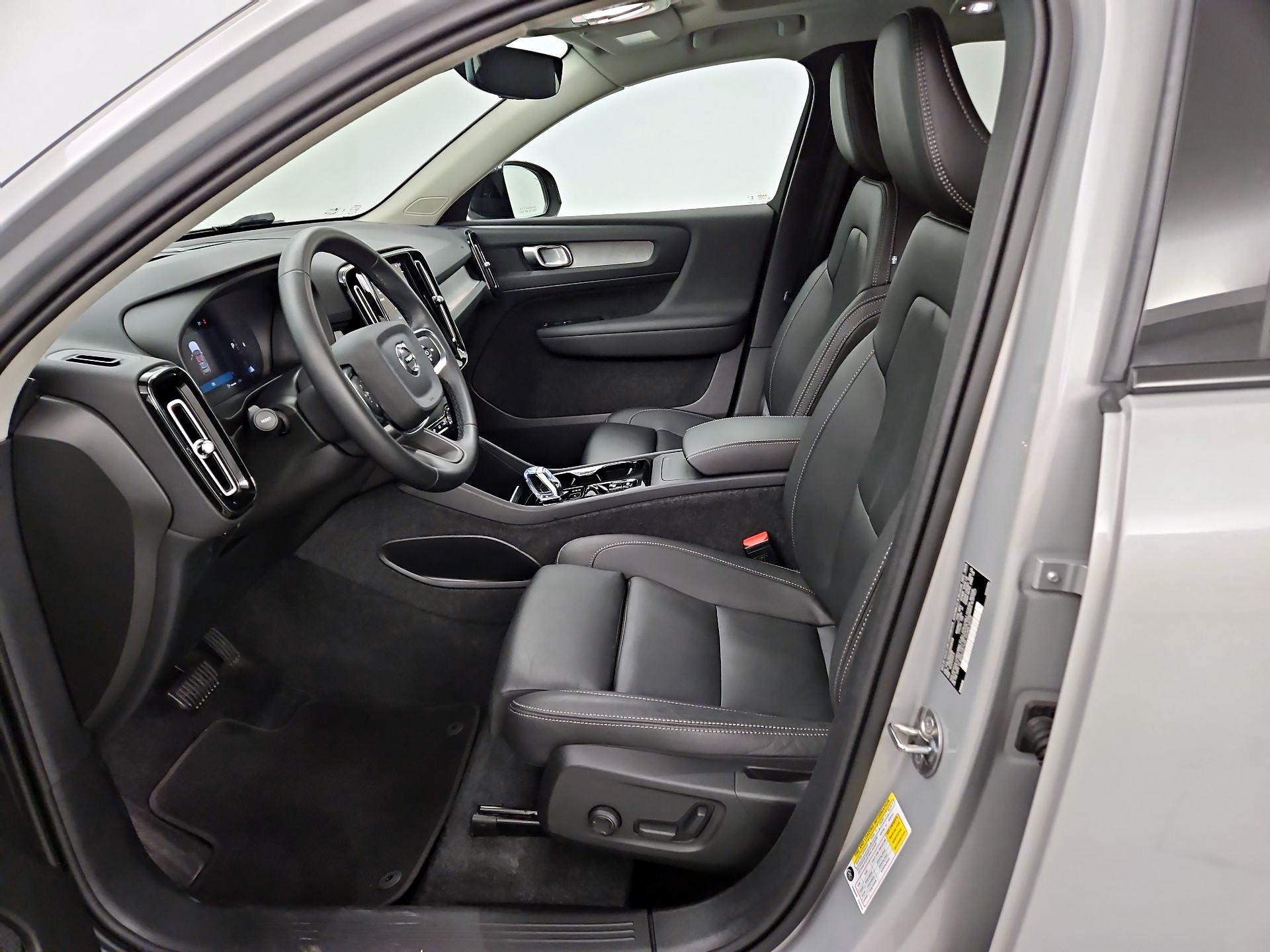 Thumbnail: 2025 Volvo XC40 - 11