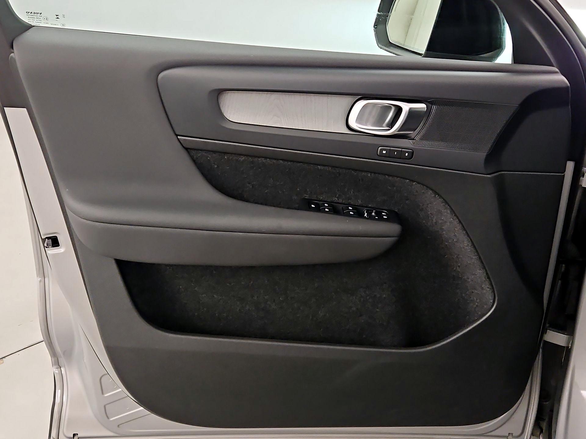 Thumbnail: 2025 Volvo XC40 - 12