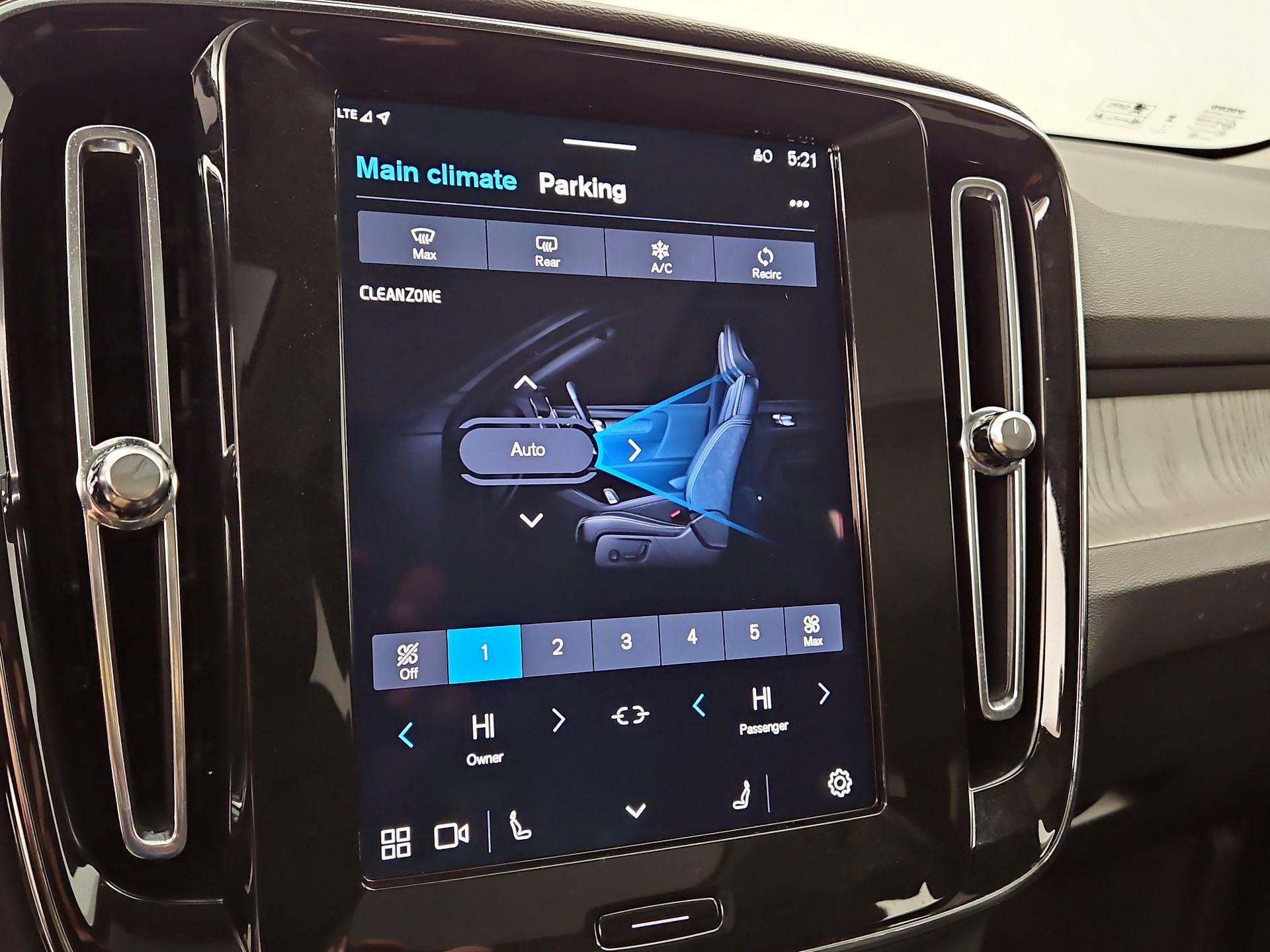 Thumbnail: 2025 Volvo XC40 - 16