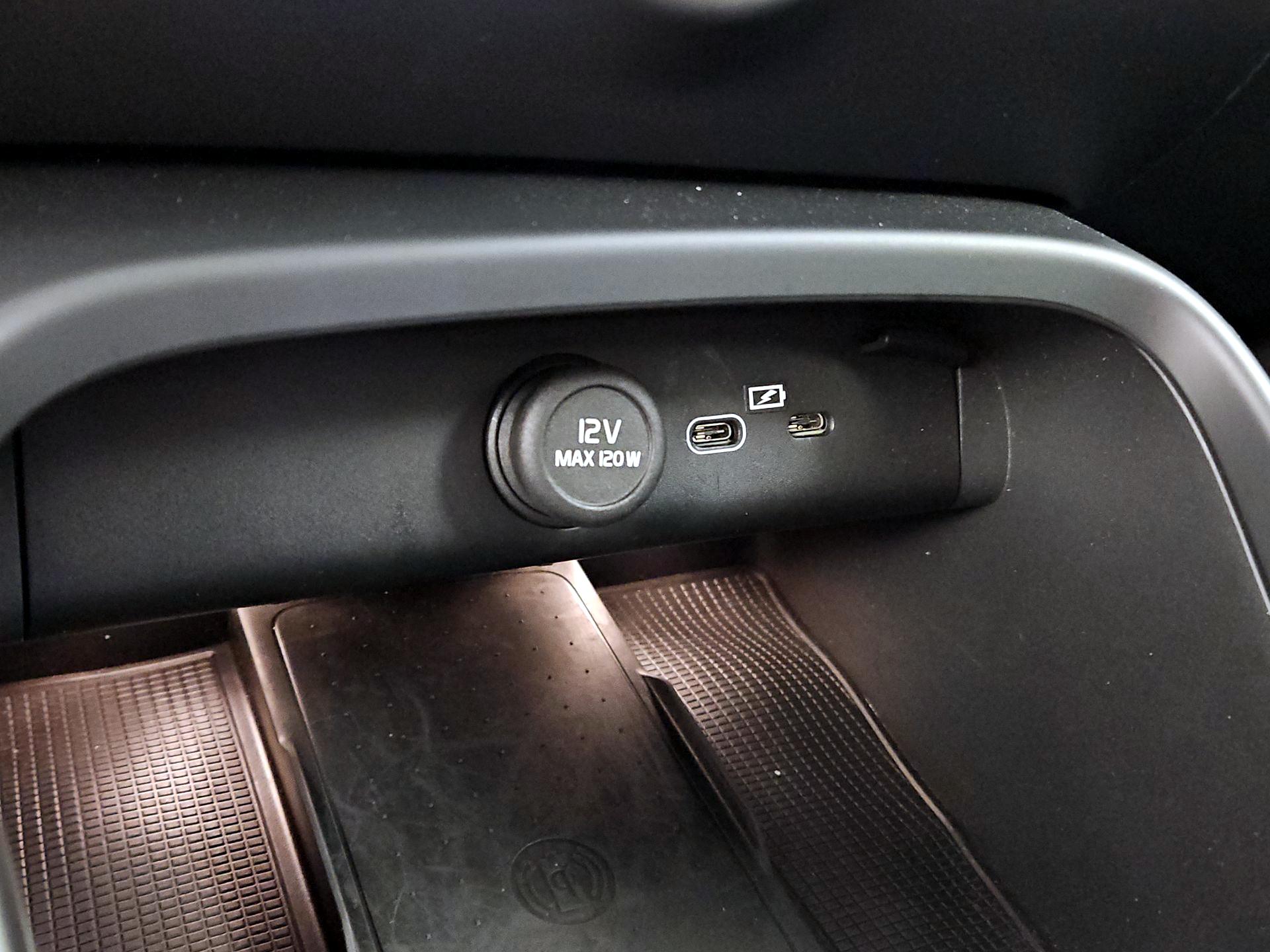 Thumbnail: 2025 Volvo XC40 - 18