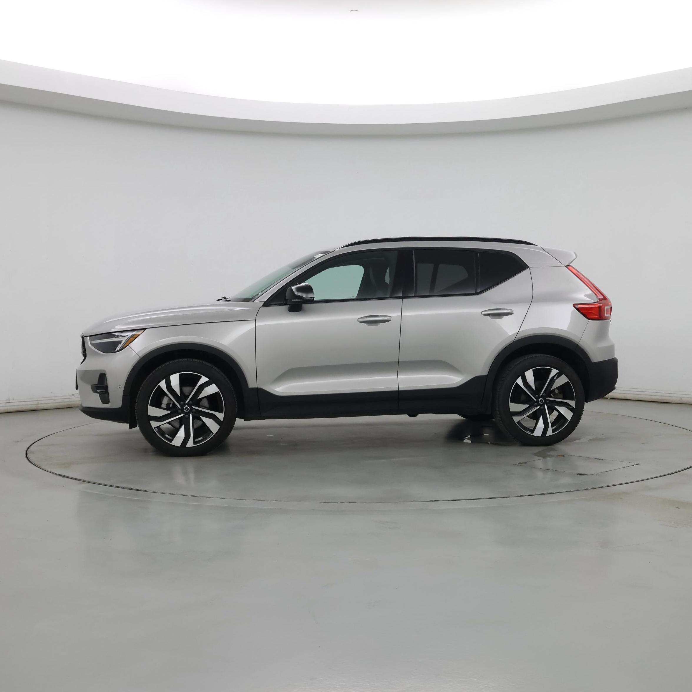 Thumbnail: 2025 Volvo XC40 - 3