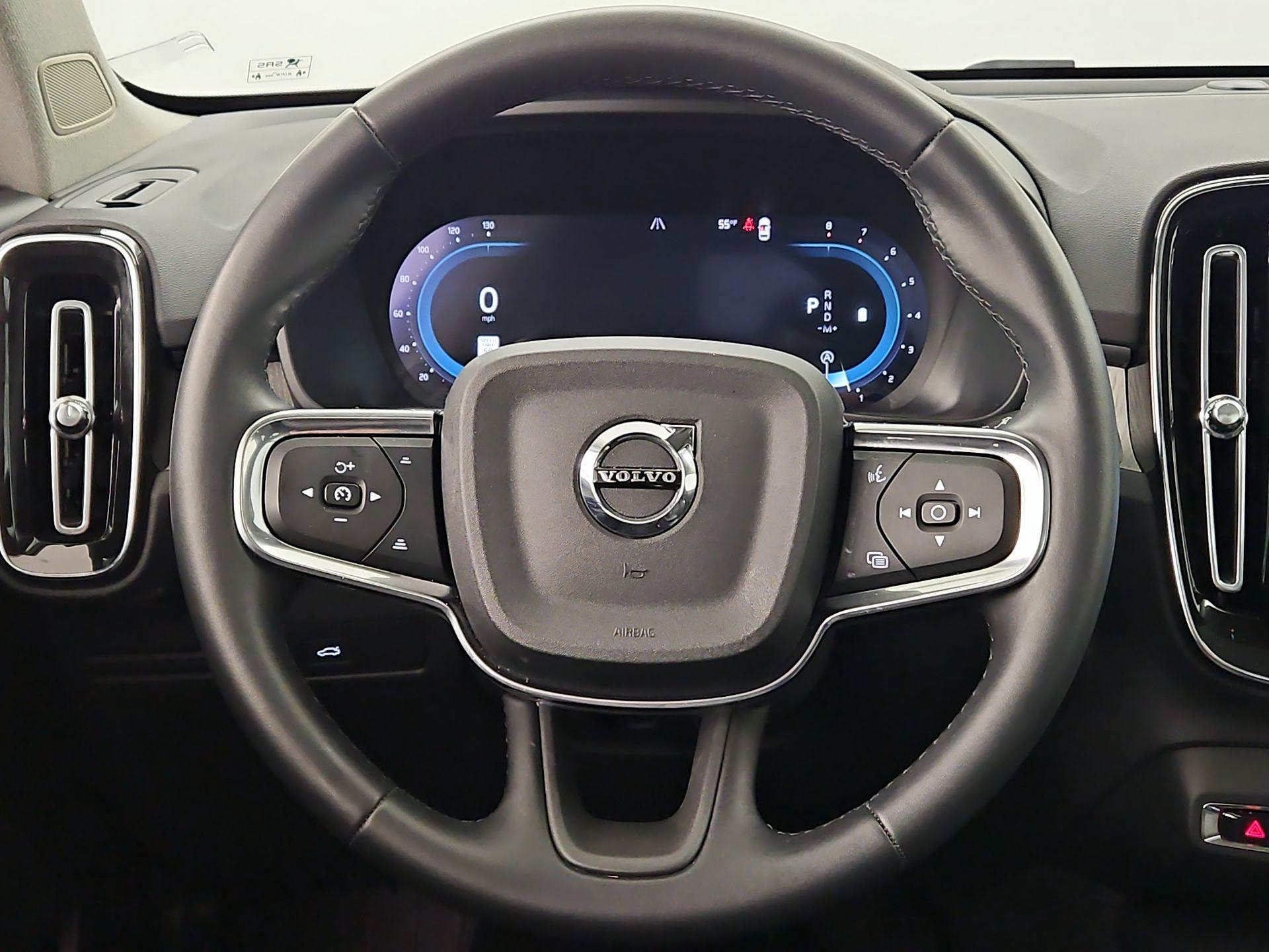 Thumbnail: 2025 Volvo XC40 - 10