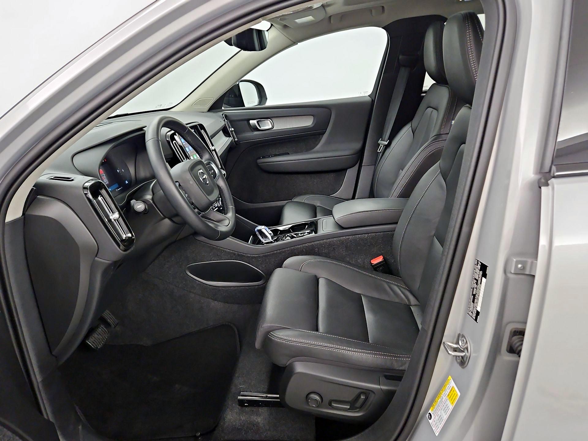 Thumbnail: 2025 Volvo XC40 - 11