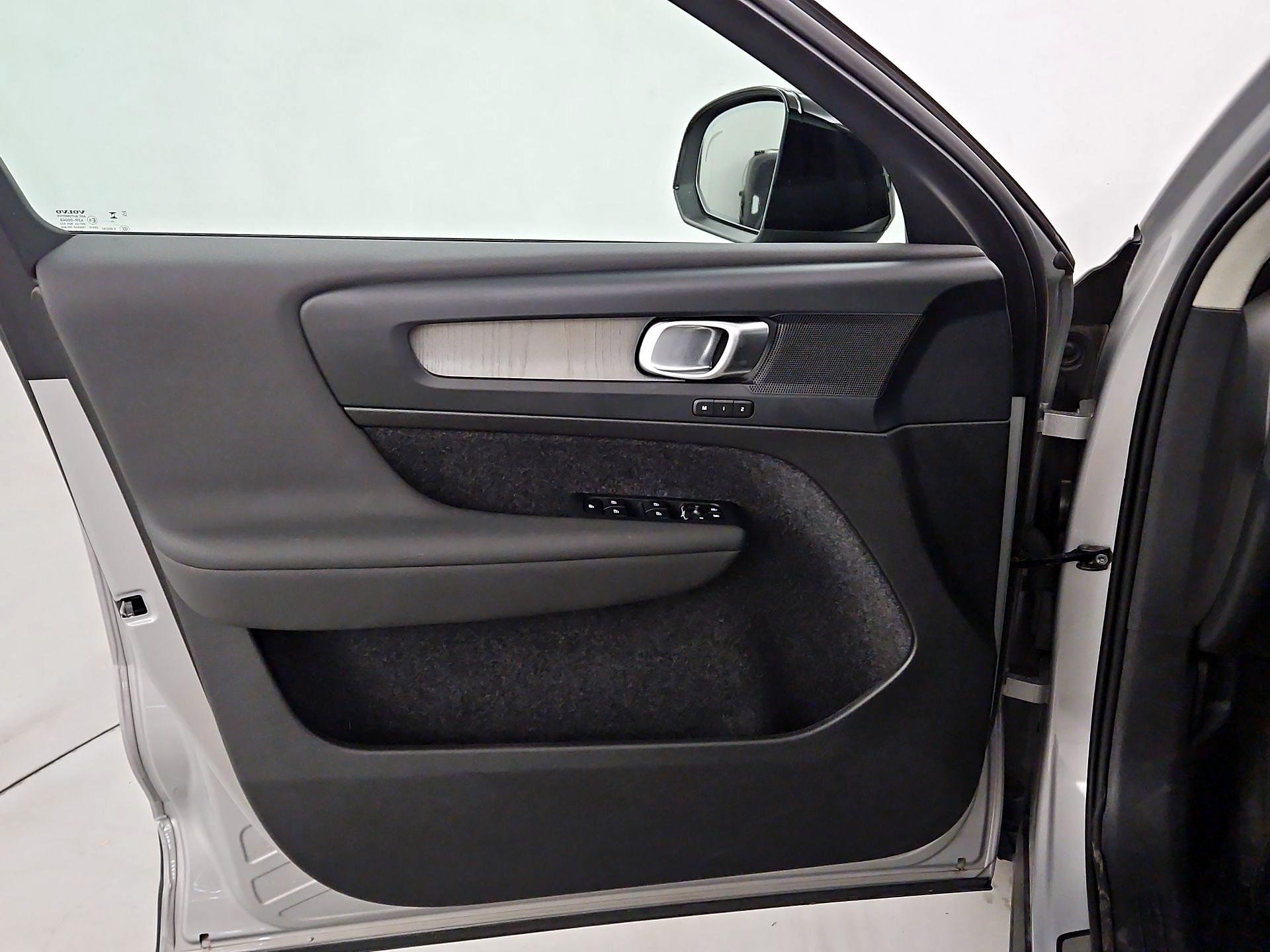 Thumbnail: 2025 Volvo XC40 - 12