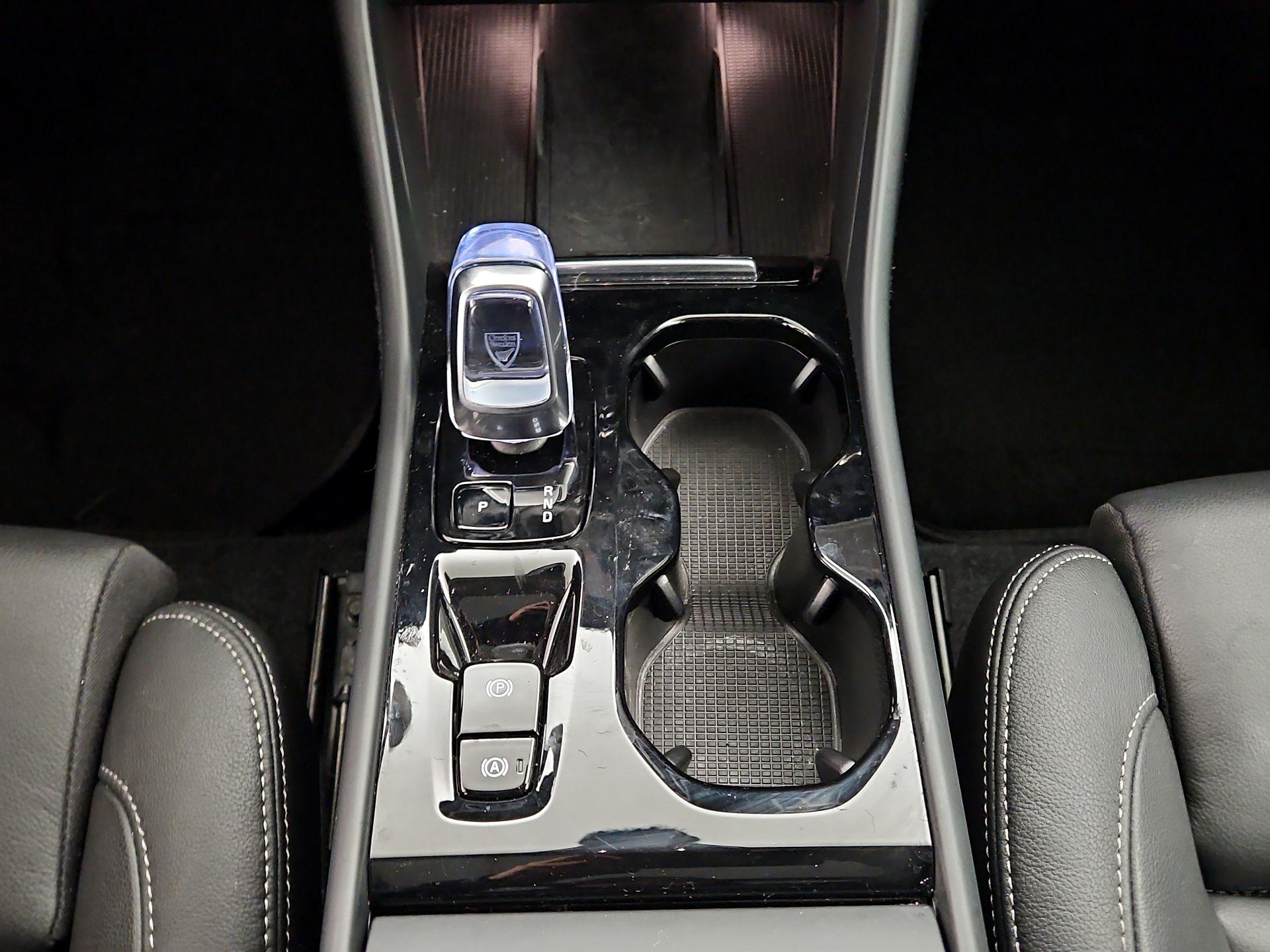 Thumbnail: 2025 Volvo XC40 - 16