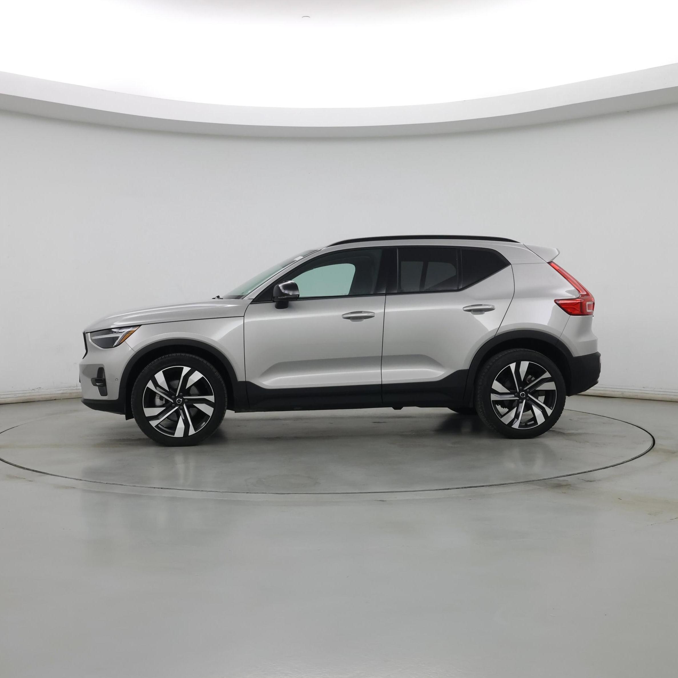 Thumbnail: 2025 Volvo XC40 - 3