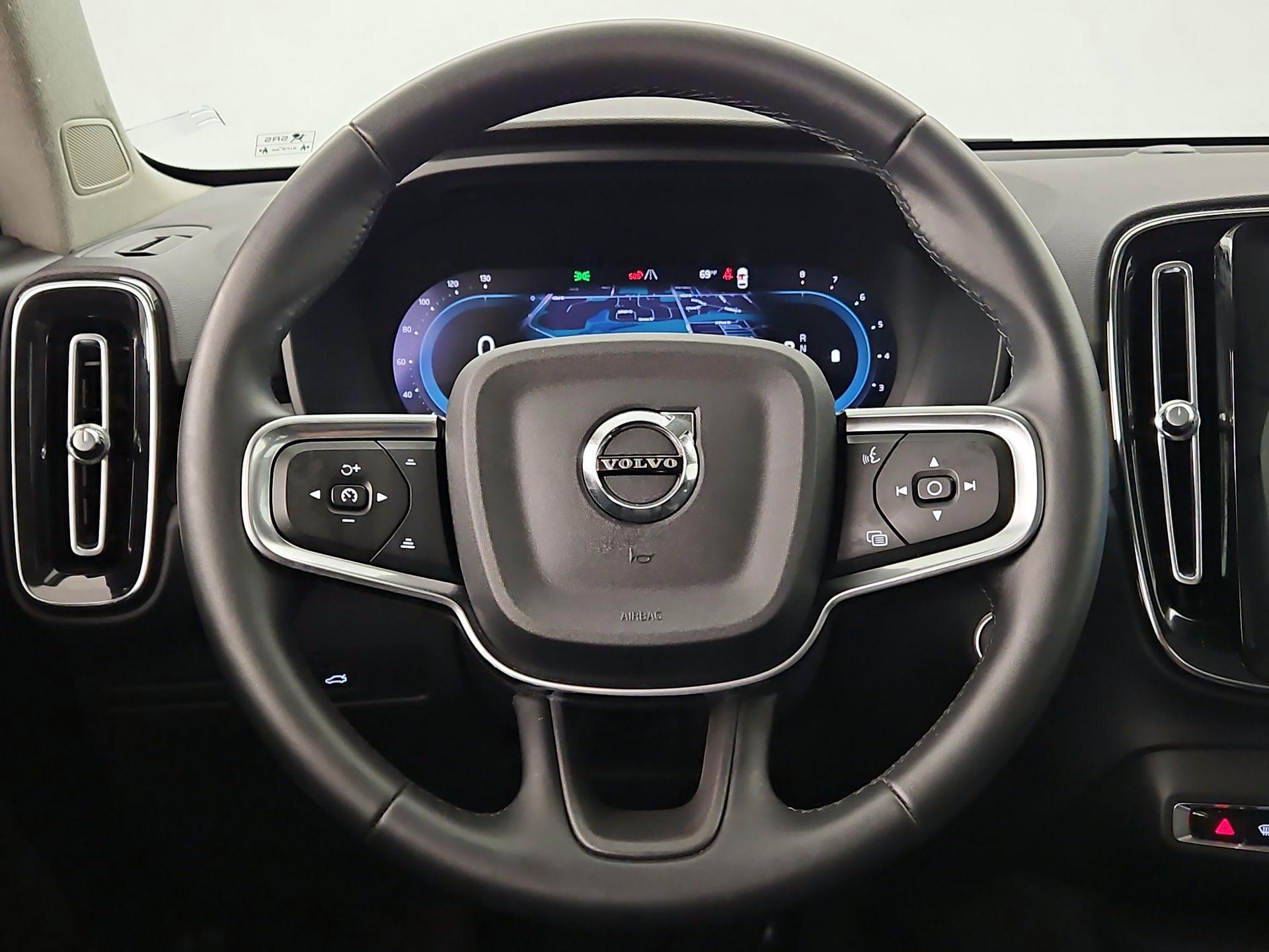 Thumbnail: 2025 Volvo XC40 - 10