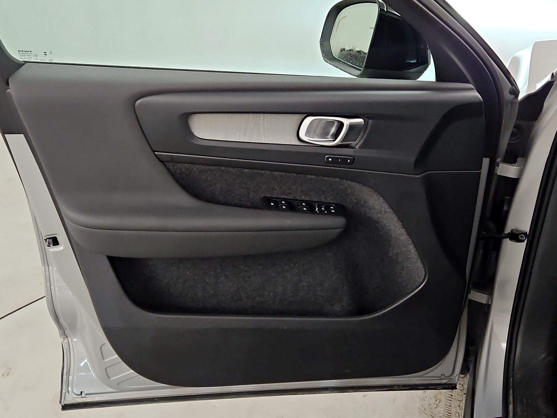 Thumbnail: 2025 Volvo XC40 - 12