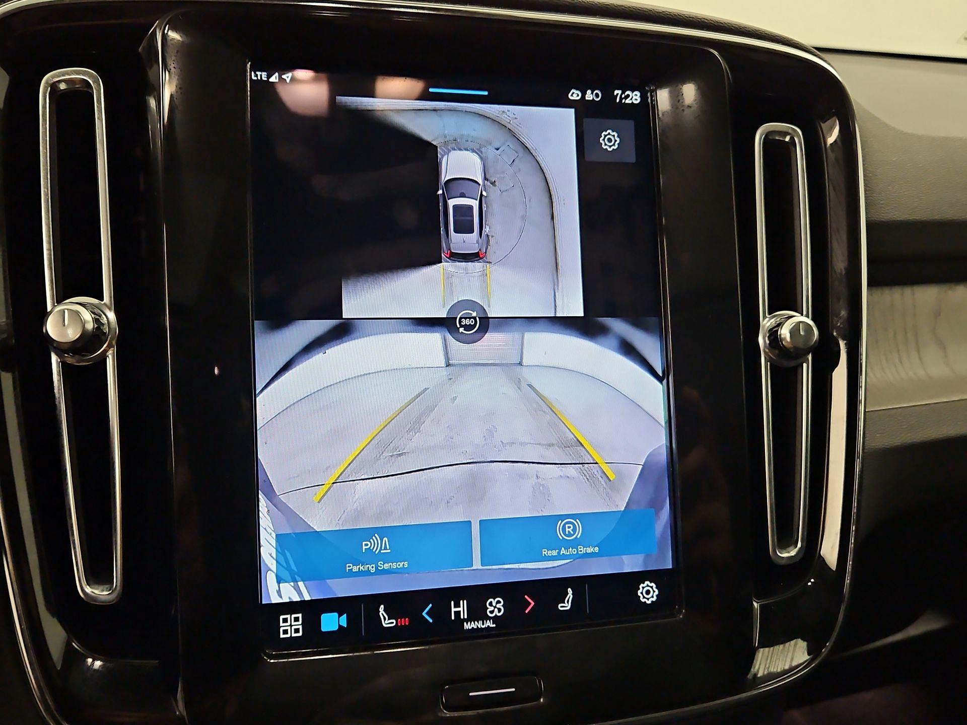 Thumbnail: 2025 Volvo XC40 - 14