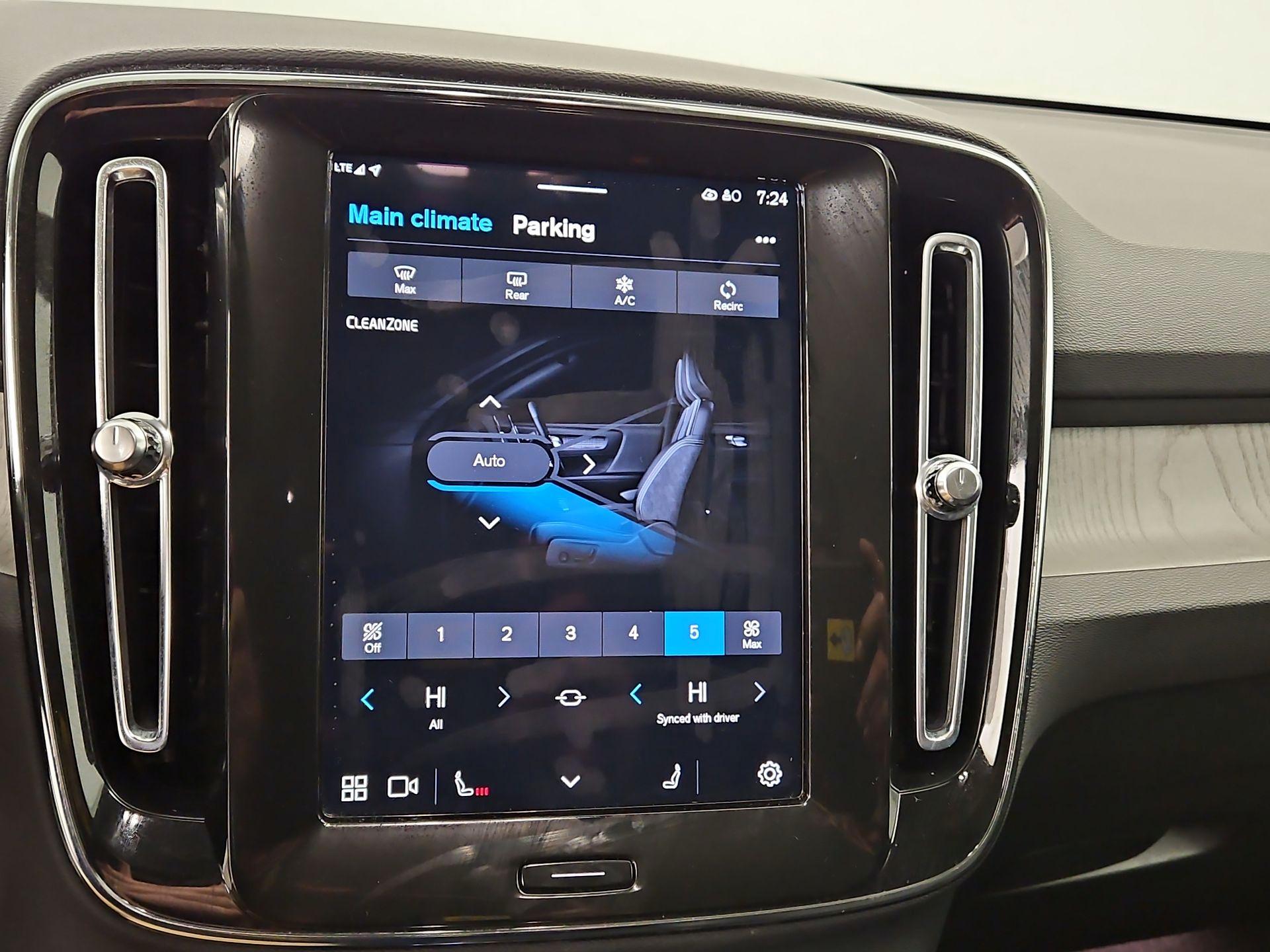 Thumbnail: 2025 Volvo XC40 - 16