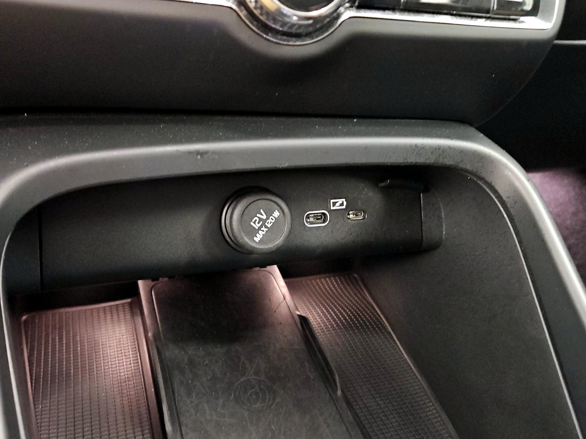 Thumbnail: 2025 Volvo XC40 - 18