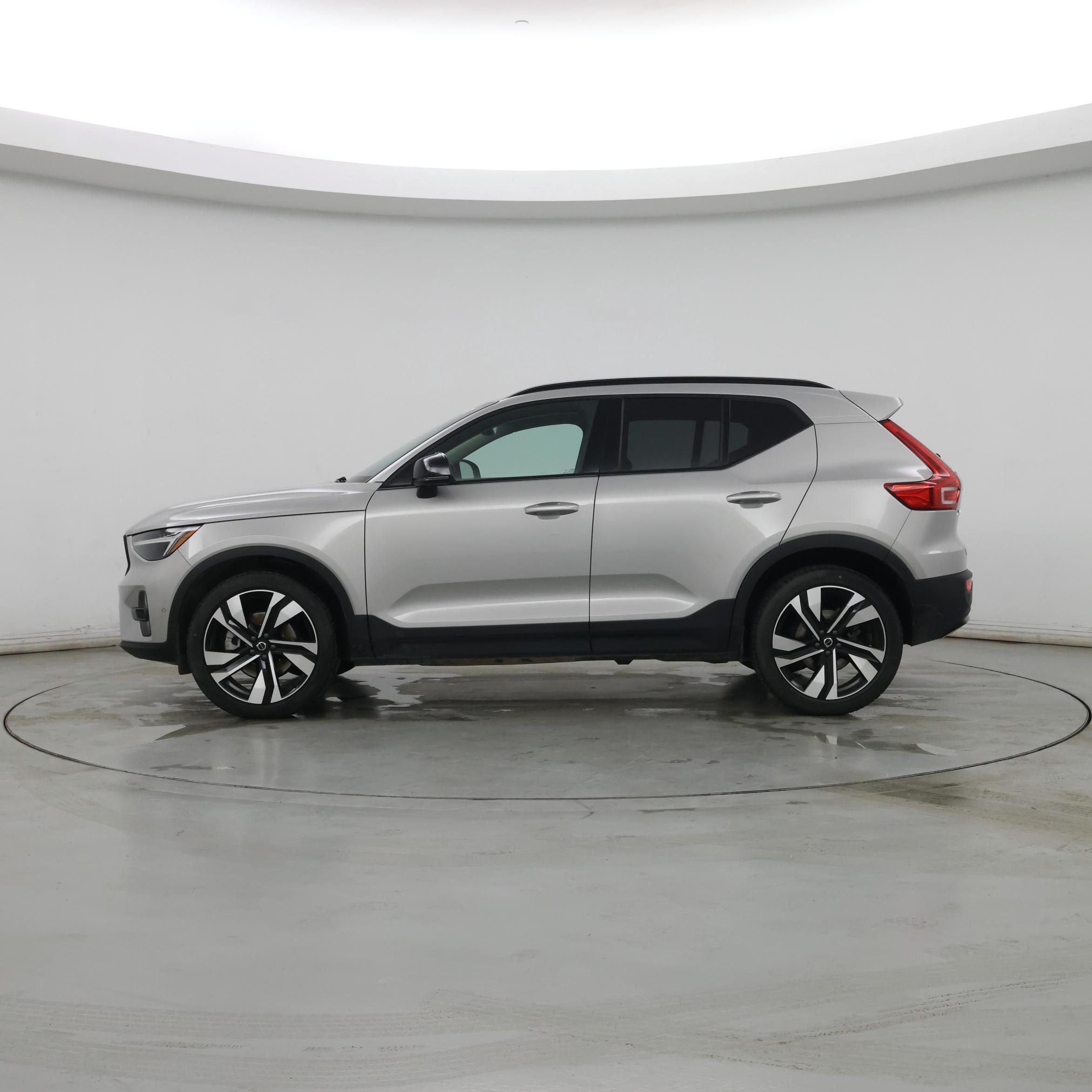 Thumbnail: 2025 Volvo XC40 - 3