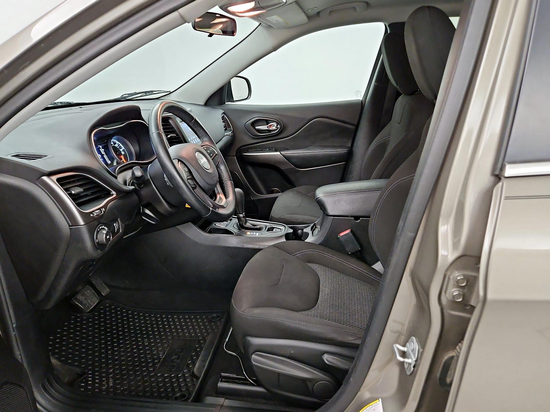 Thumbnail: 2019 Jeep Cherokee - 11