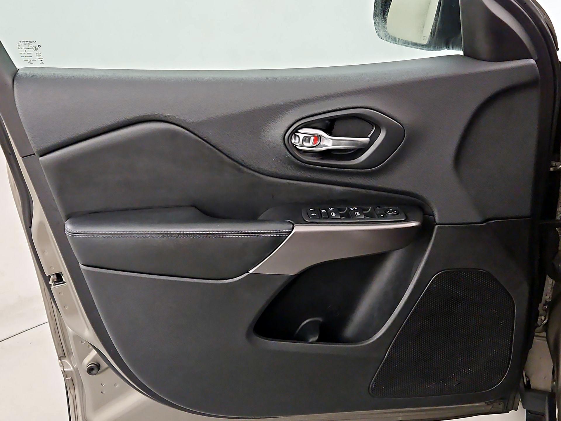 Thumbnail: 2019 Jeep Cherokee - 12