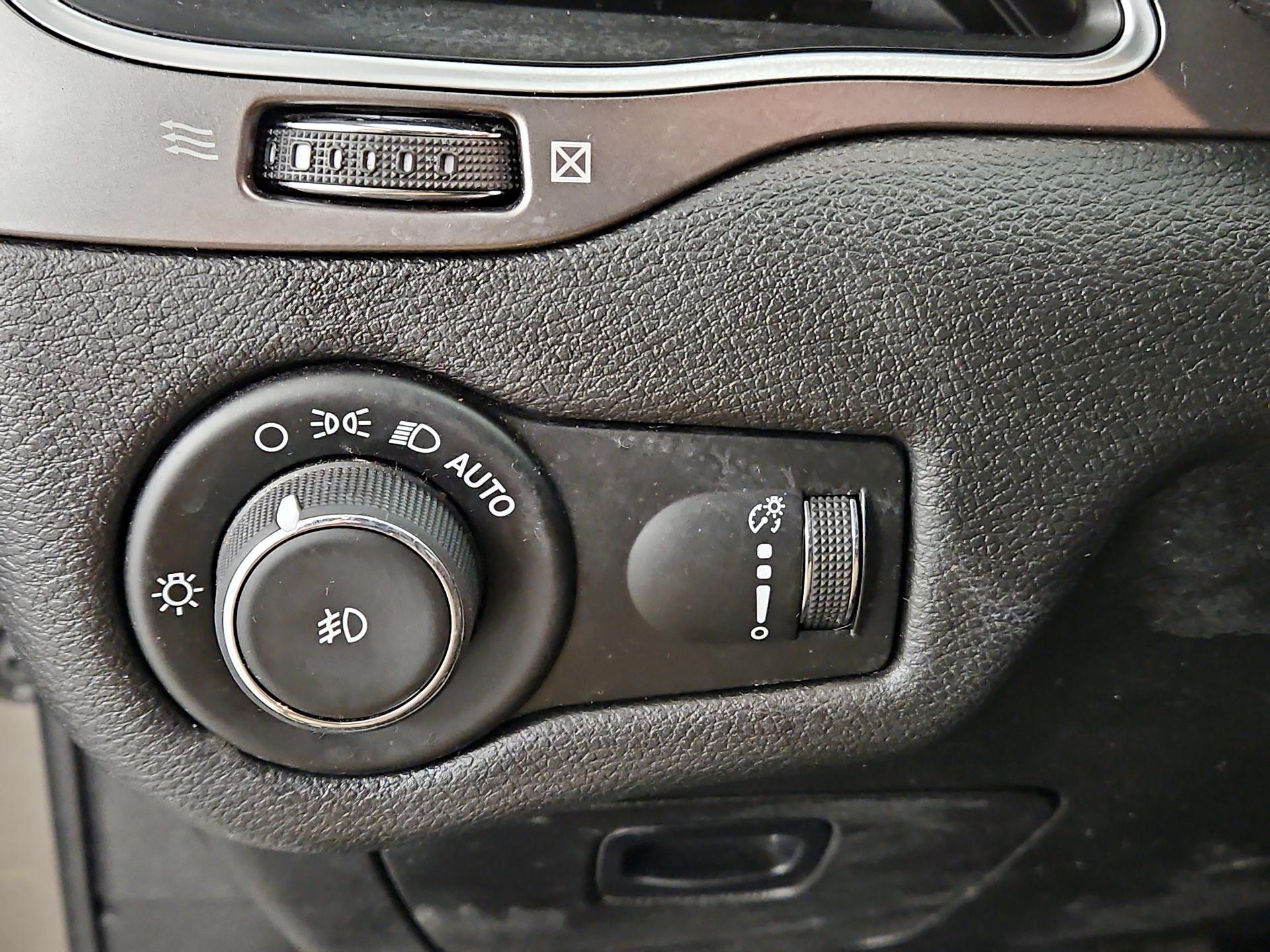 Thumbnail: 2019 Jeep Cherokee - 13