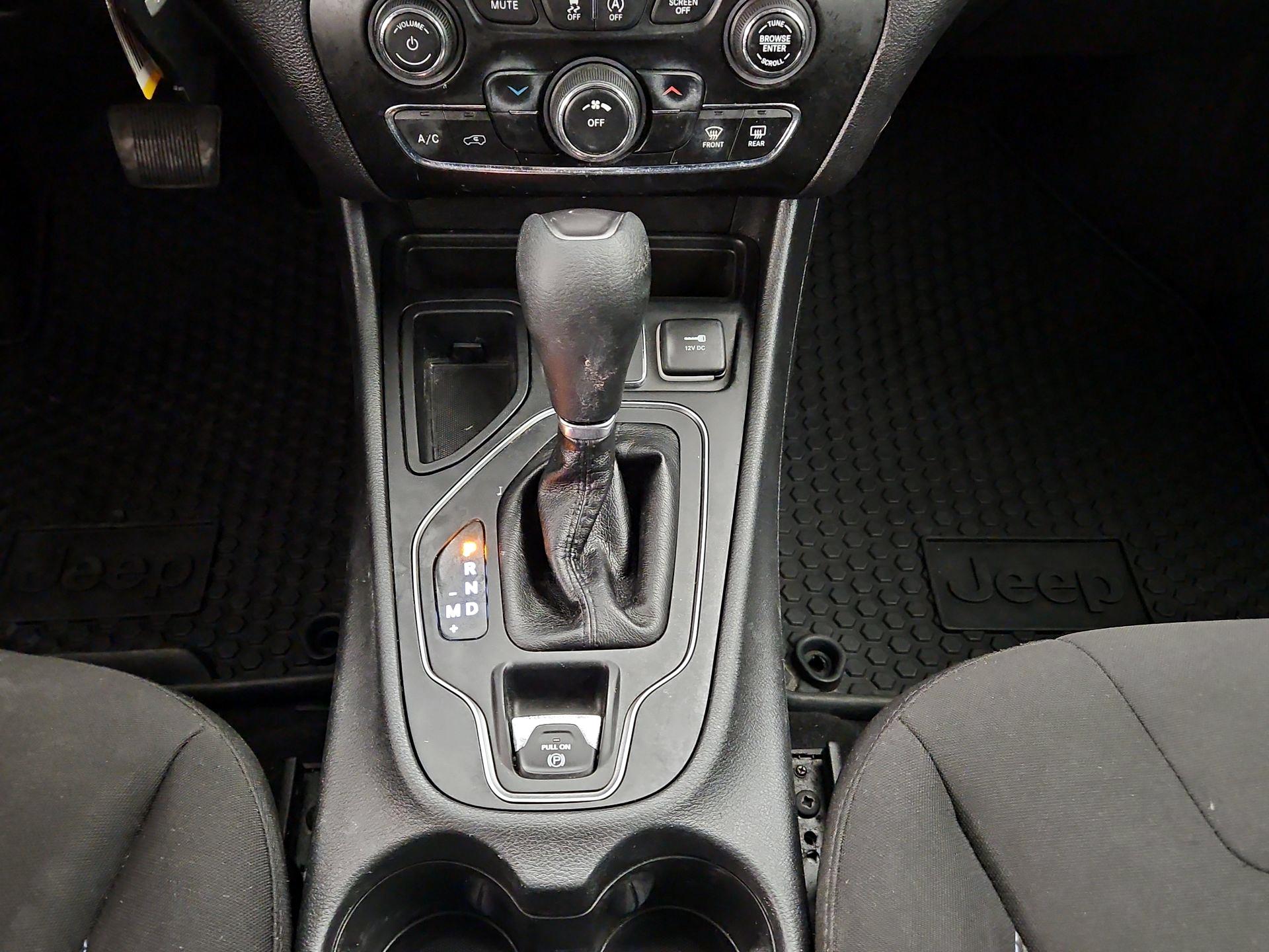 Thumbnail: 2019 Jeep Cherokee - 17