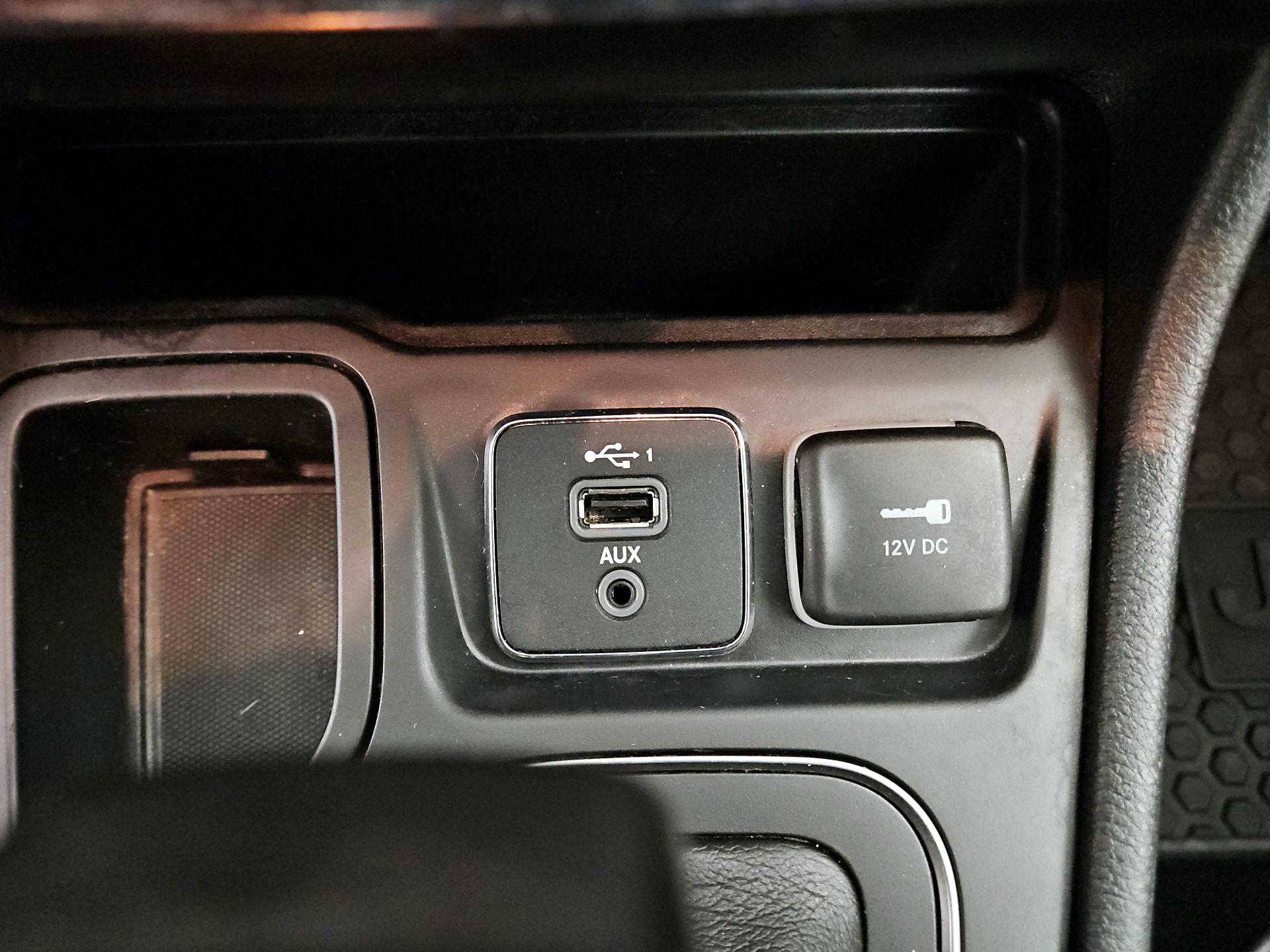 Thumbnail: 2019 Jeep Cherokee - 18