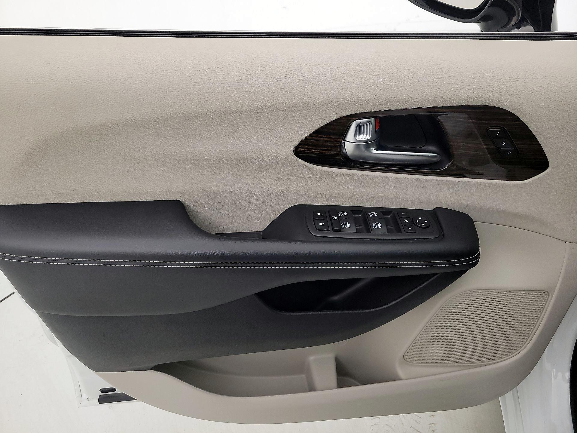 Thumbnail: 2023 Chrysler Pacifica - 12