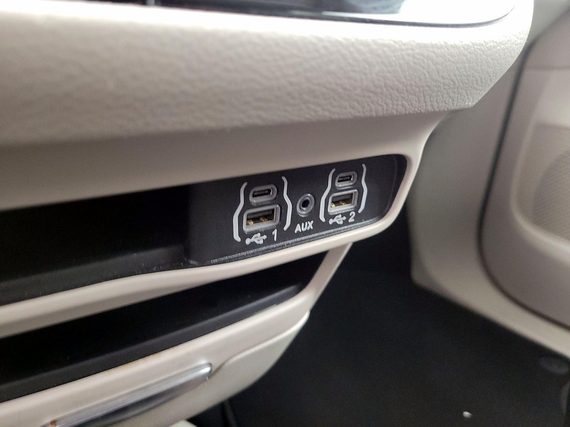 Thumbnail: 2023 Chrysler Pacifica - 18