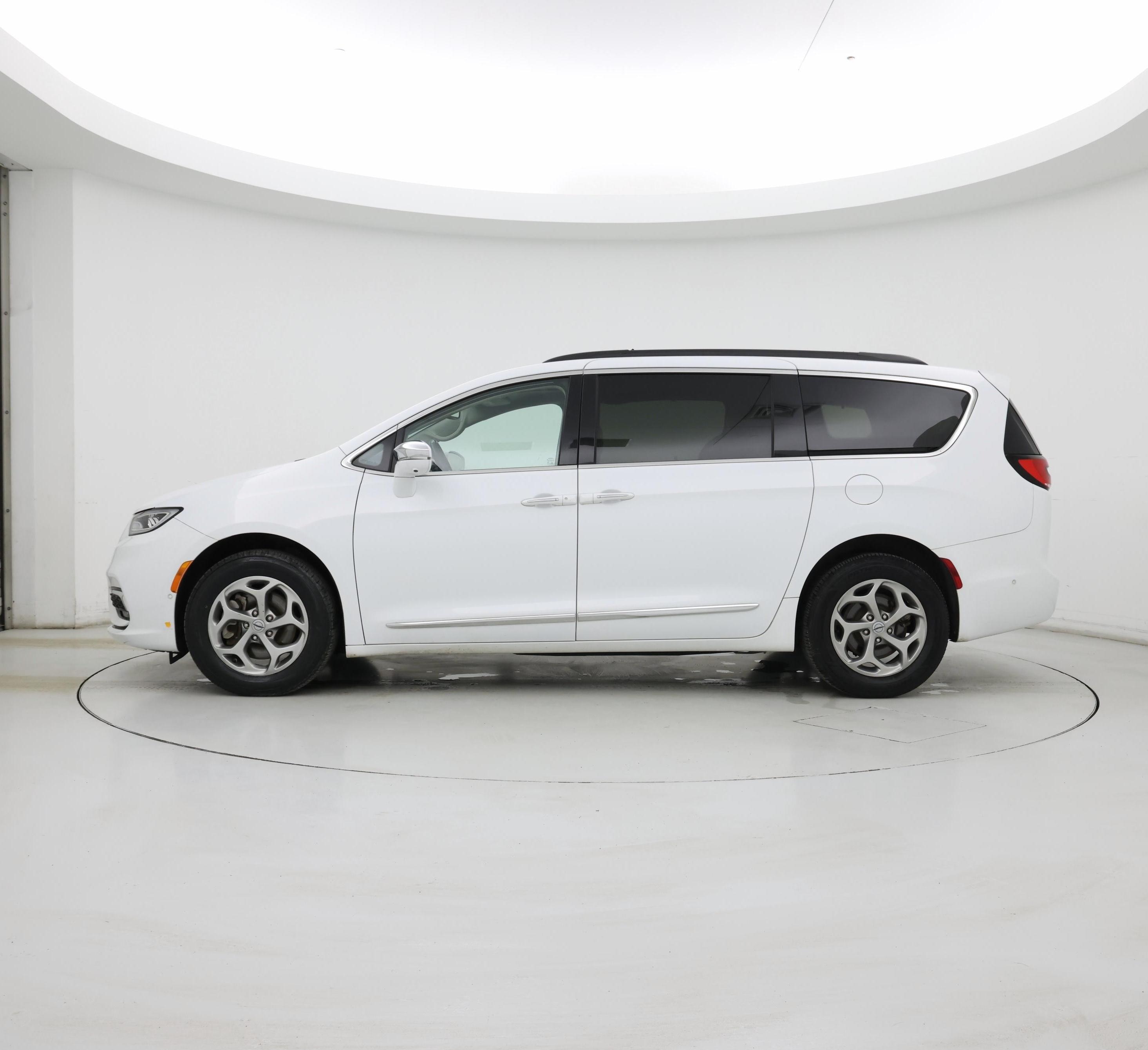 Thumbnail: 2022 Chrysler Pacifica - 3