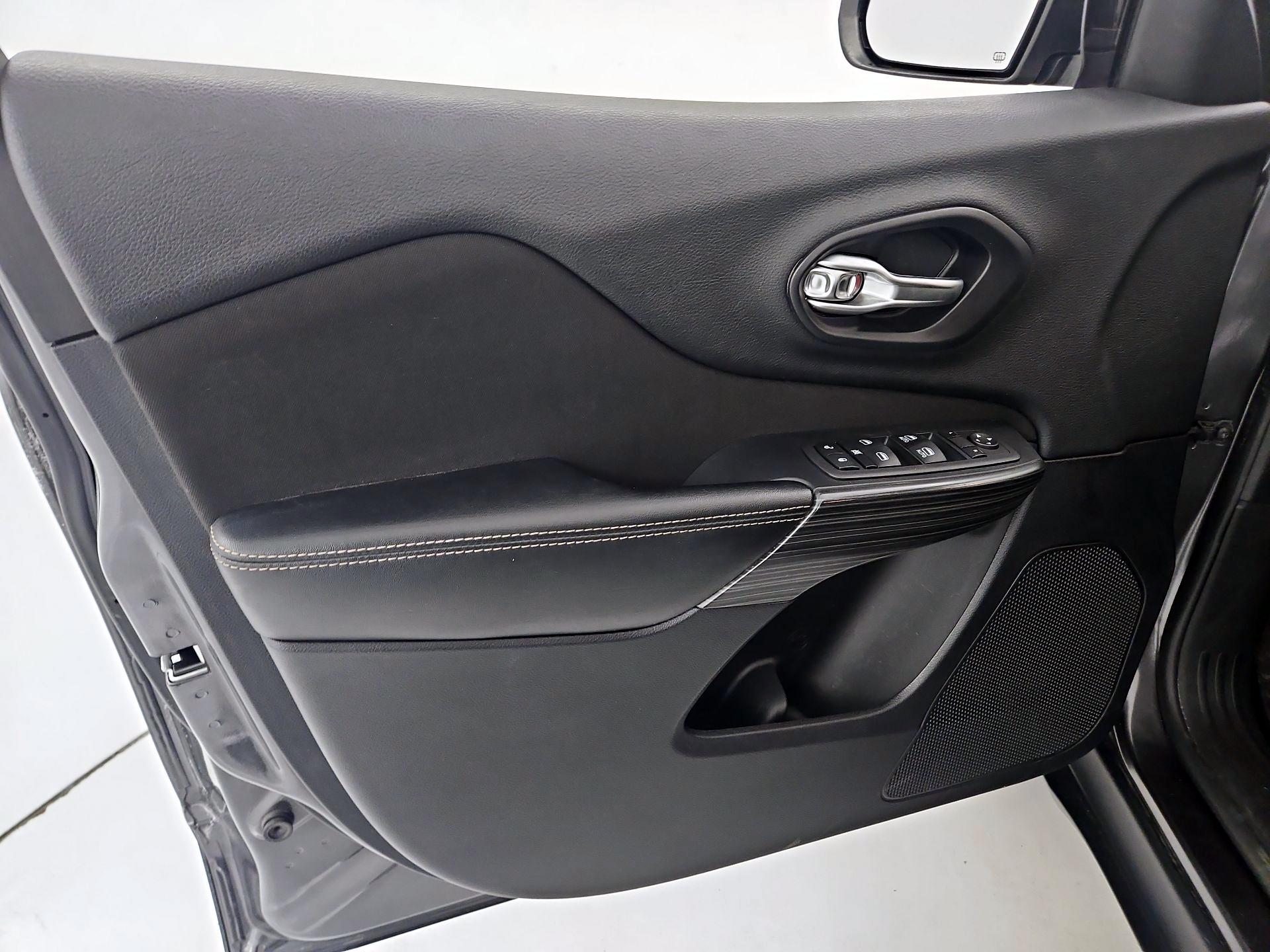 Thumbnail: 2016 Jeep Cherokee - 12