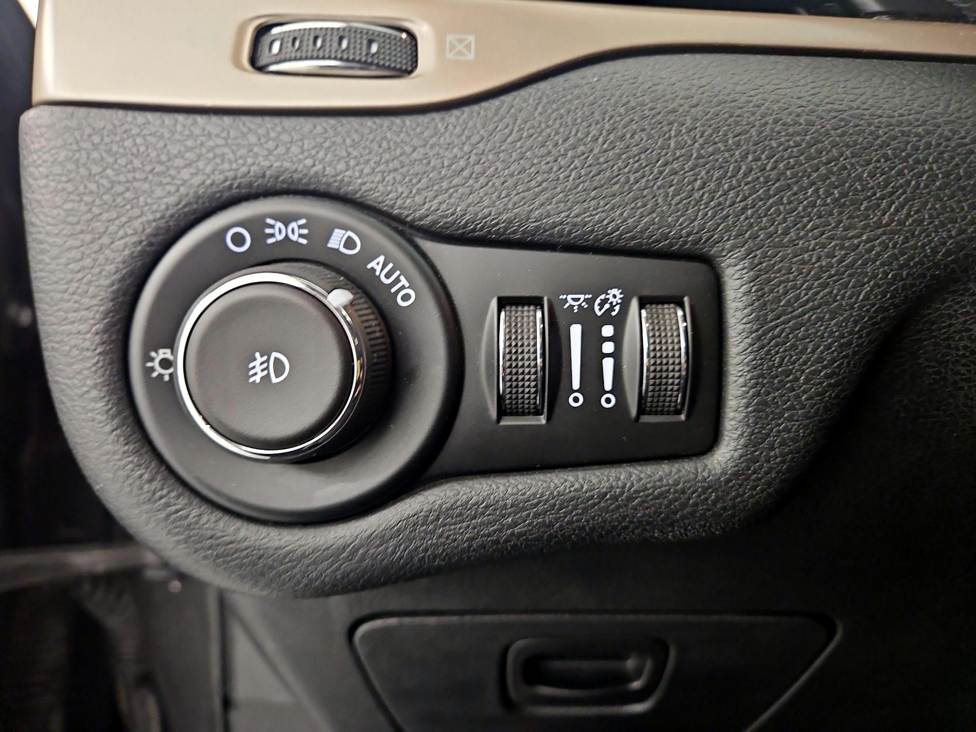 Thumbnail: 2016 Jeep Cherokee - 13